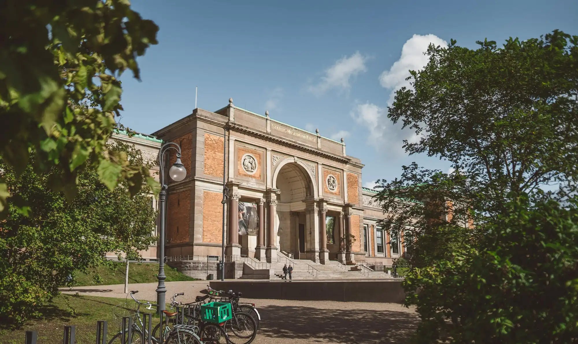 Baksteen en steen museumgevel.