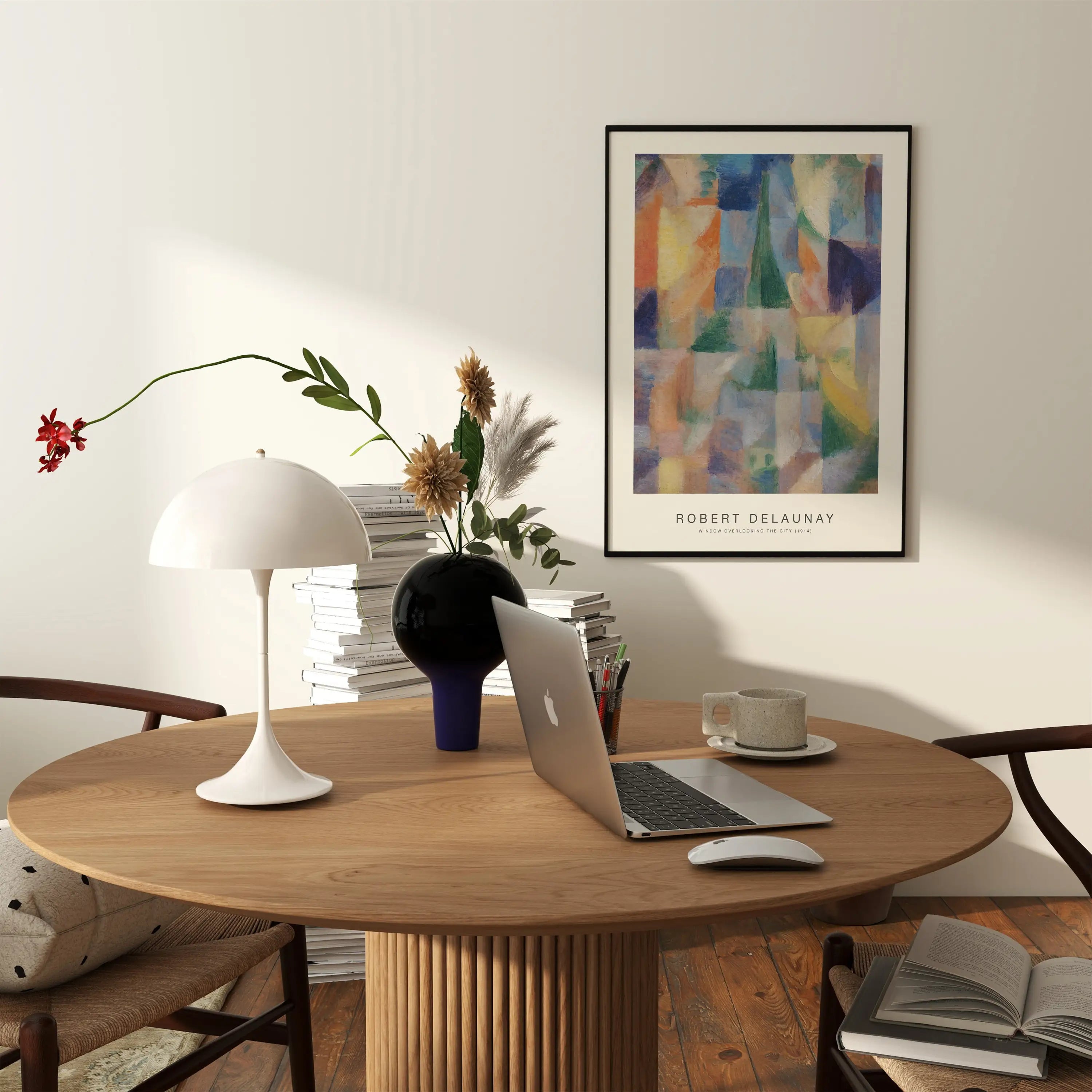 Ronde houten tafel in Delaunays raam met uitzicht op de stad