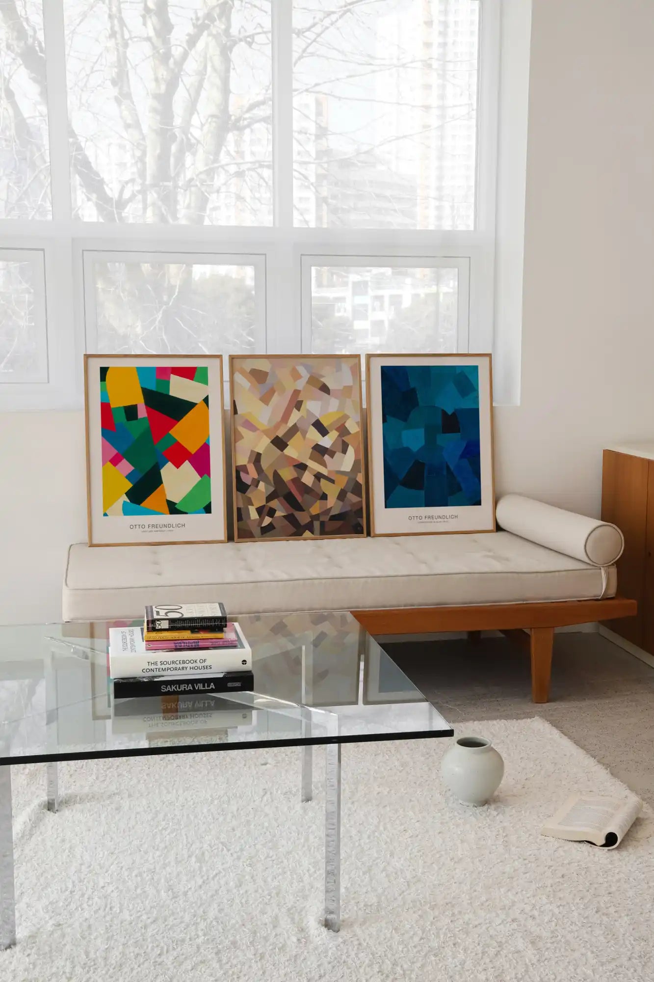 Drie ingelijste abstracte kunstafdrukken.