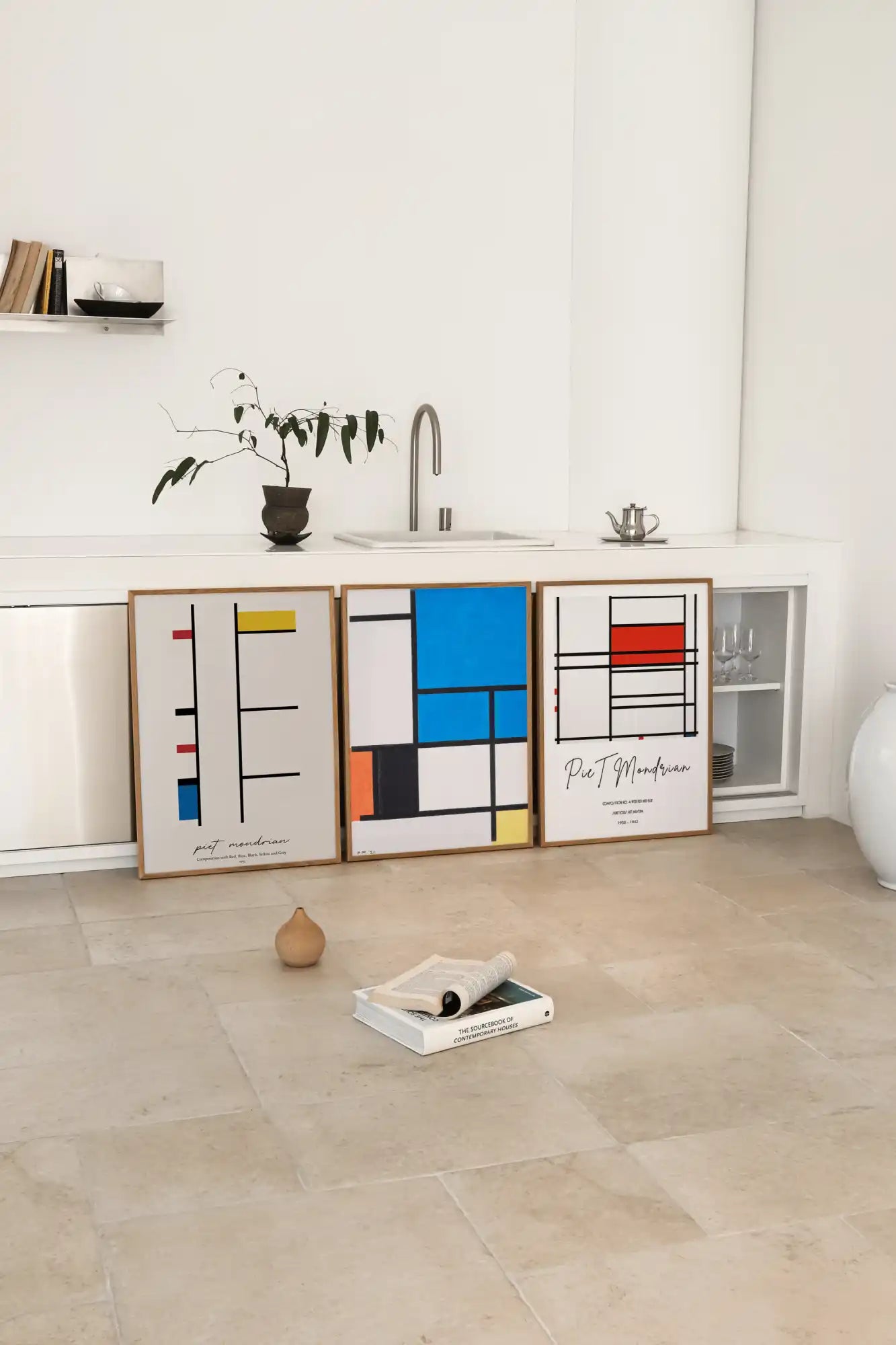 Drie ingelijste kunstafdrukken in de stijl van Mondriaan.
