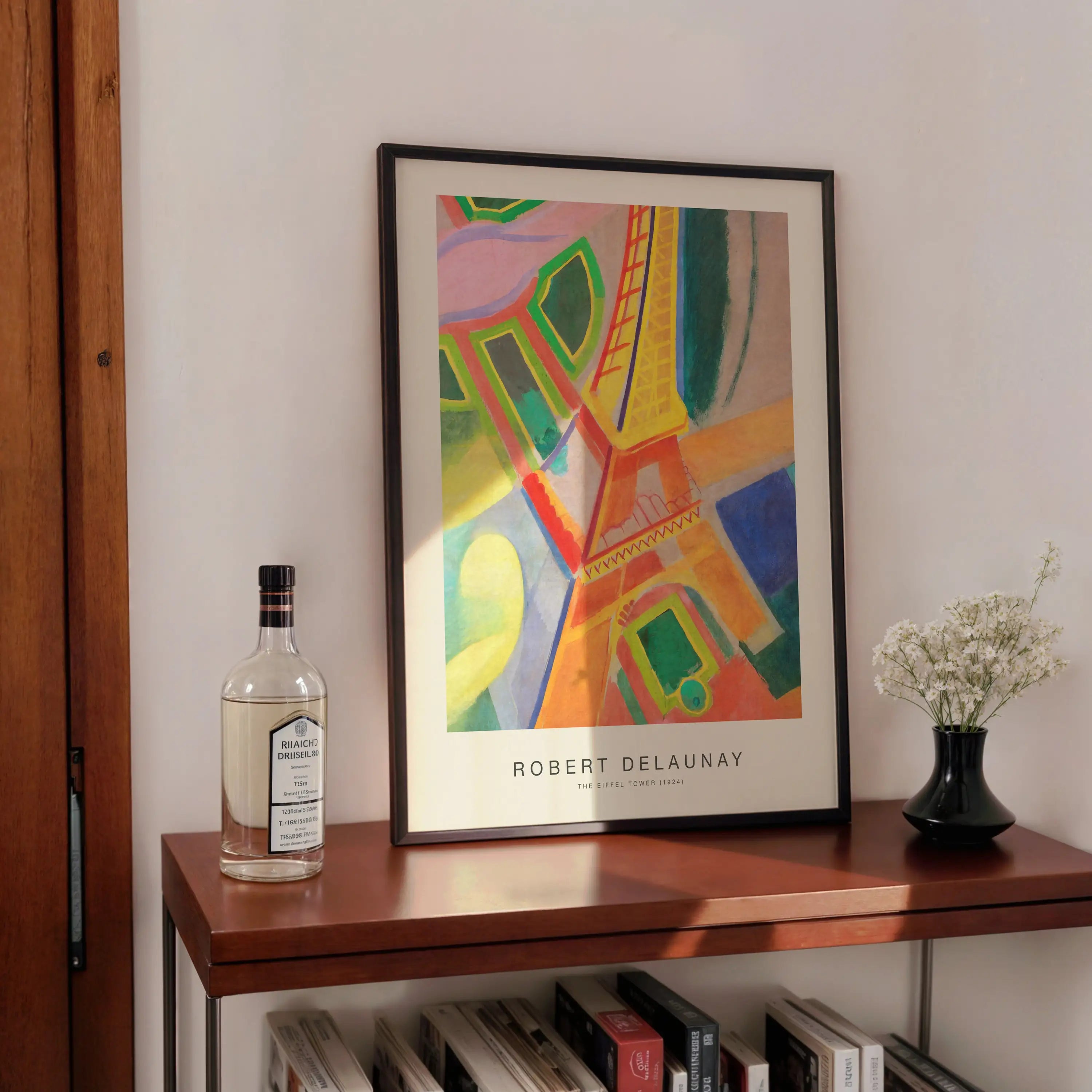 Gezicht op de Eiffeltoren met een ingelijste Robert Delaunay print in een poster