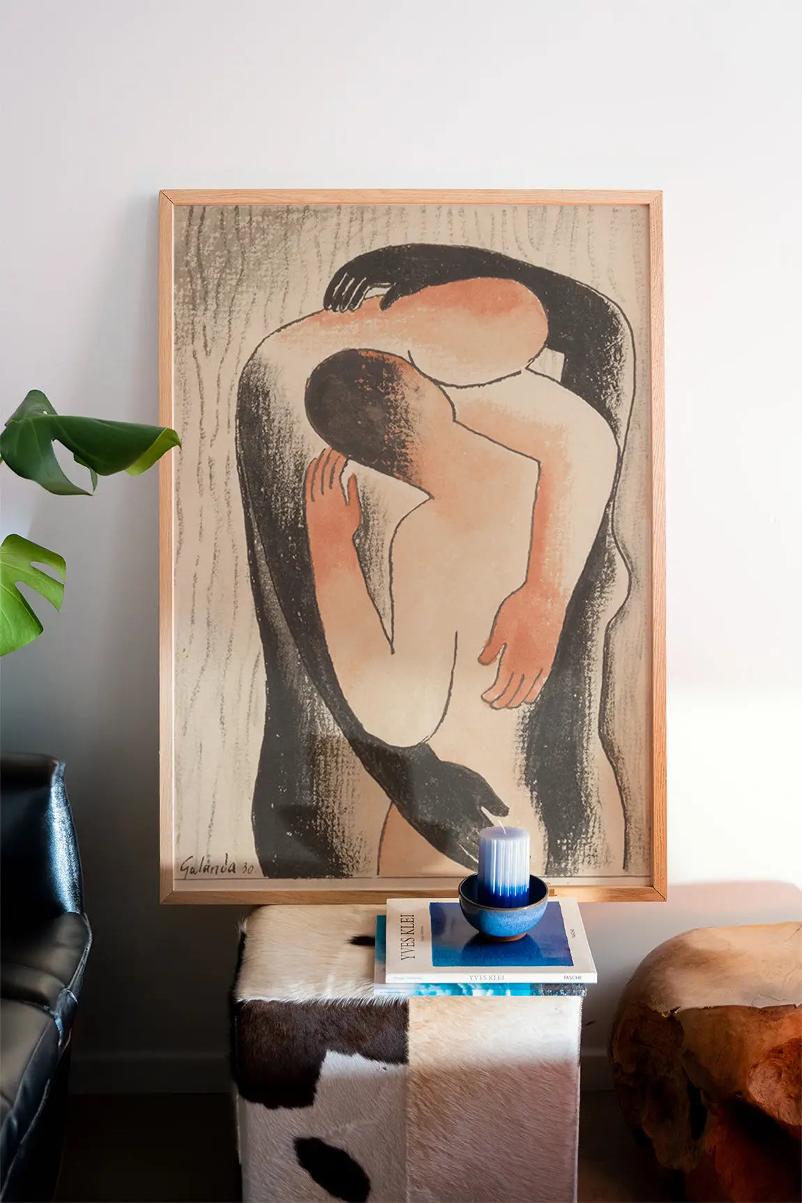 Geef een framed embrace artwork poster van Mikuláš Galanda weer als muurdecoratie