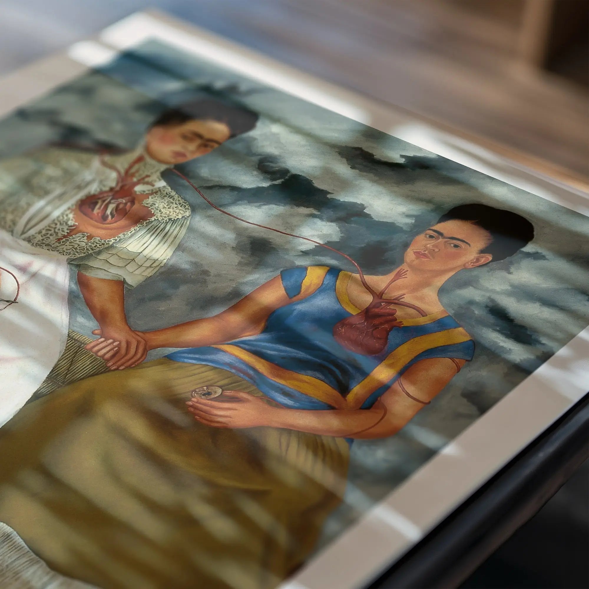 Frida Kahlo De Twee Fridas Poster met schilderij van twee identieke vrouwen