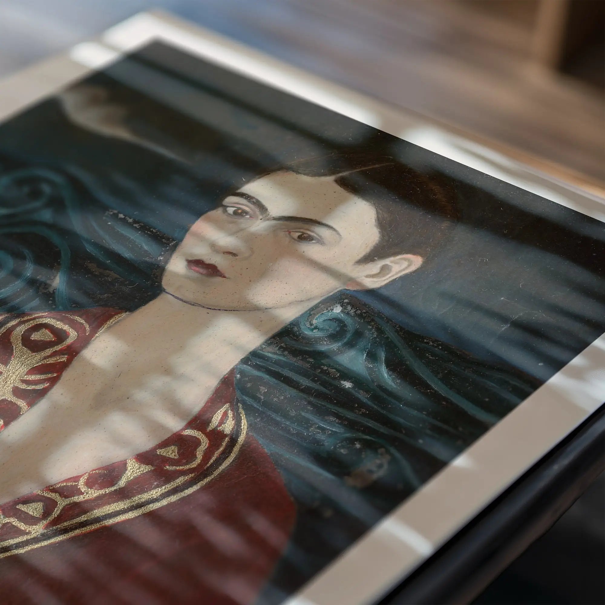 Gehuldigd portret van Frida Kahlo op een poster van de Frida Kahlo Fluwelen Jurk collectie