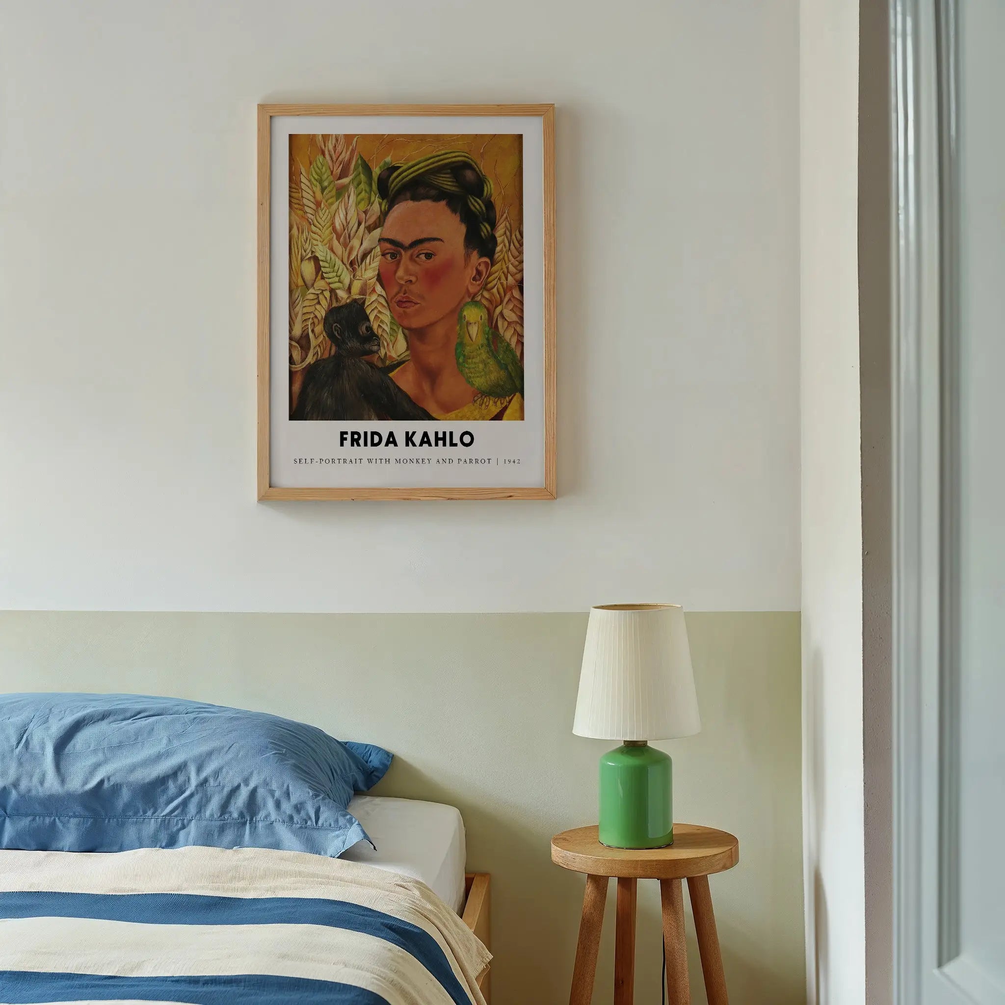 Geposeerde Frida Kahlo portret in het Frida Kahlo Poster Aap en Papegaai