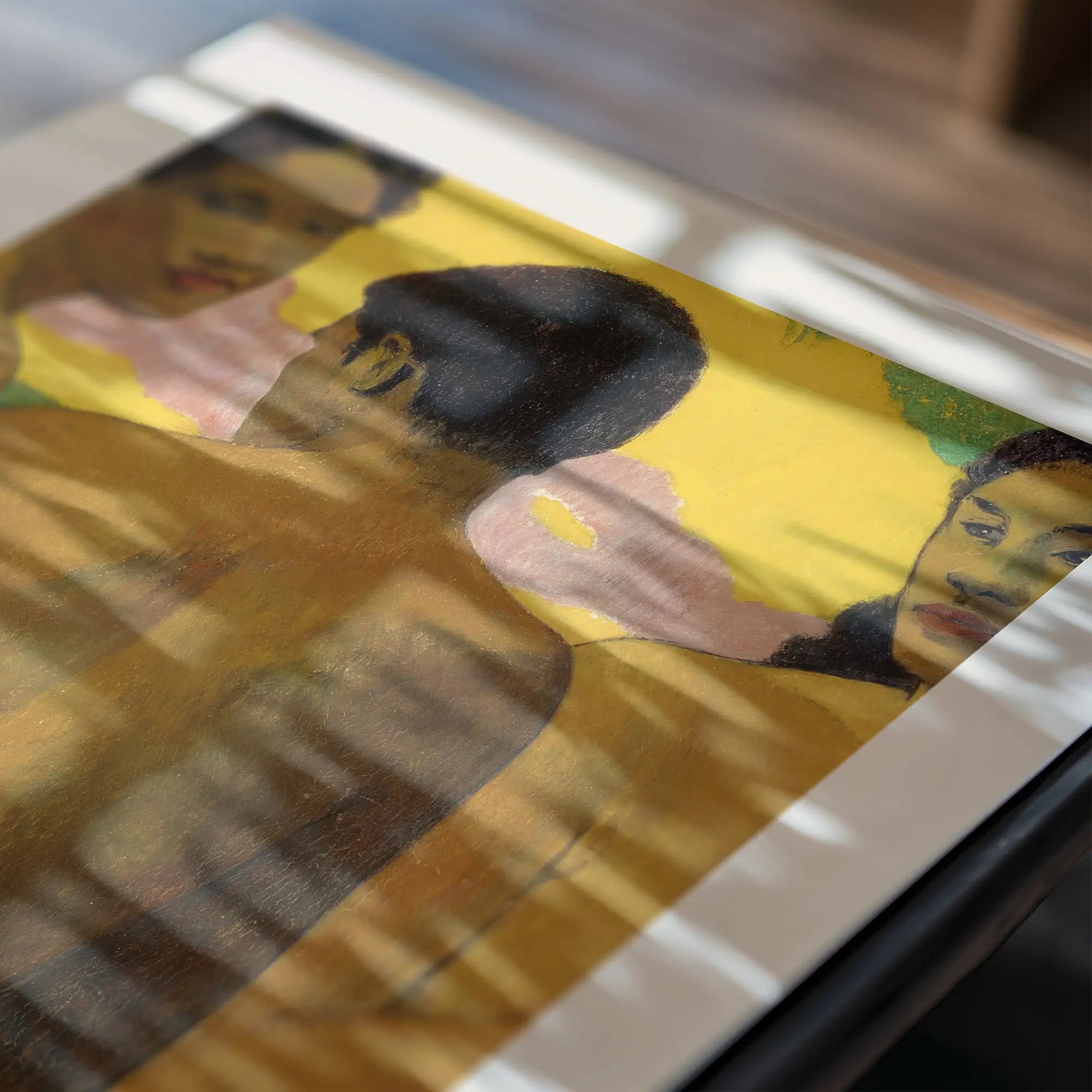 Gauguin Three Tahitians Poster met ingelijst schilderij van drie figuren
