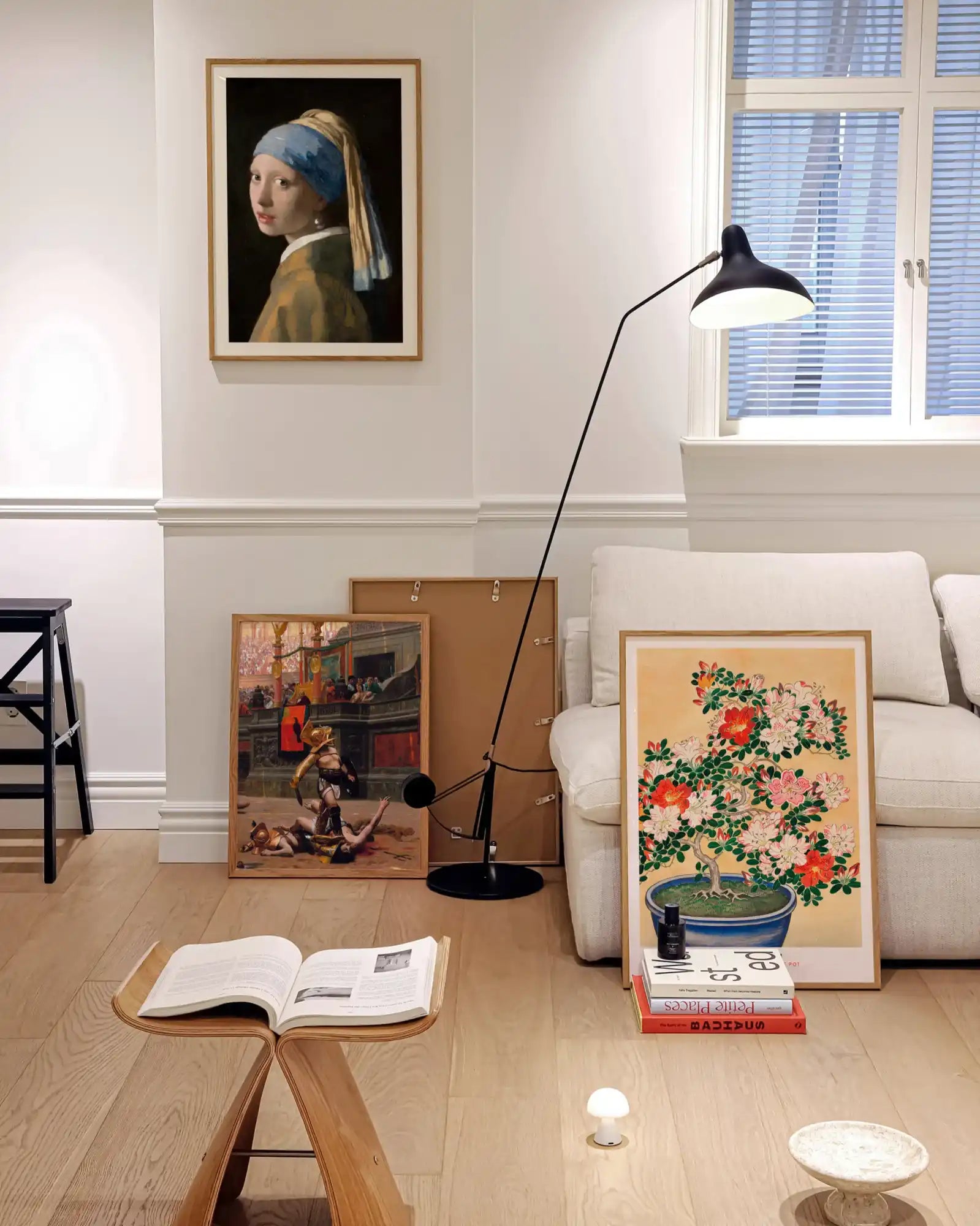 Gezellig interieur met kunst.