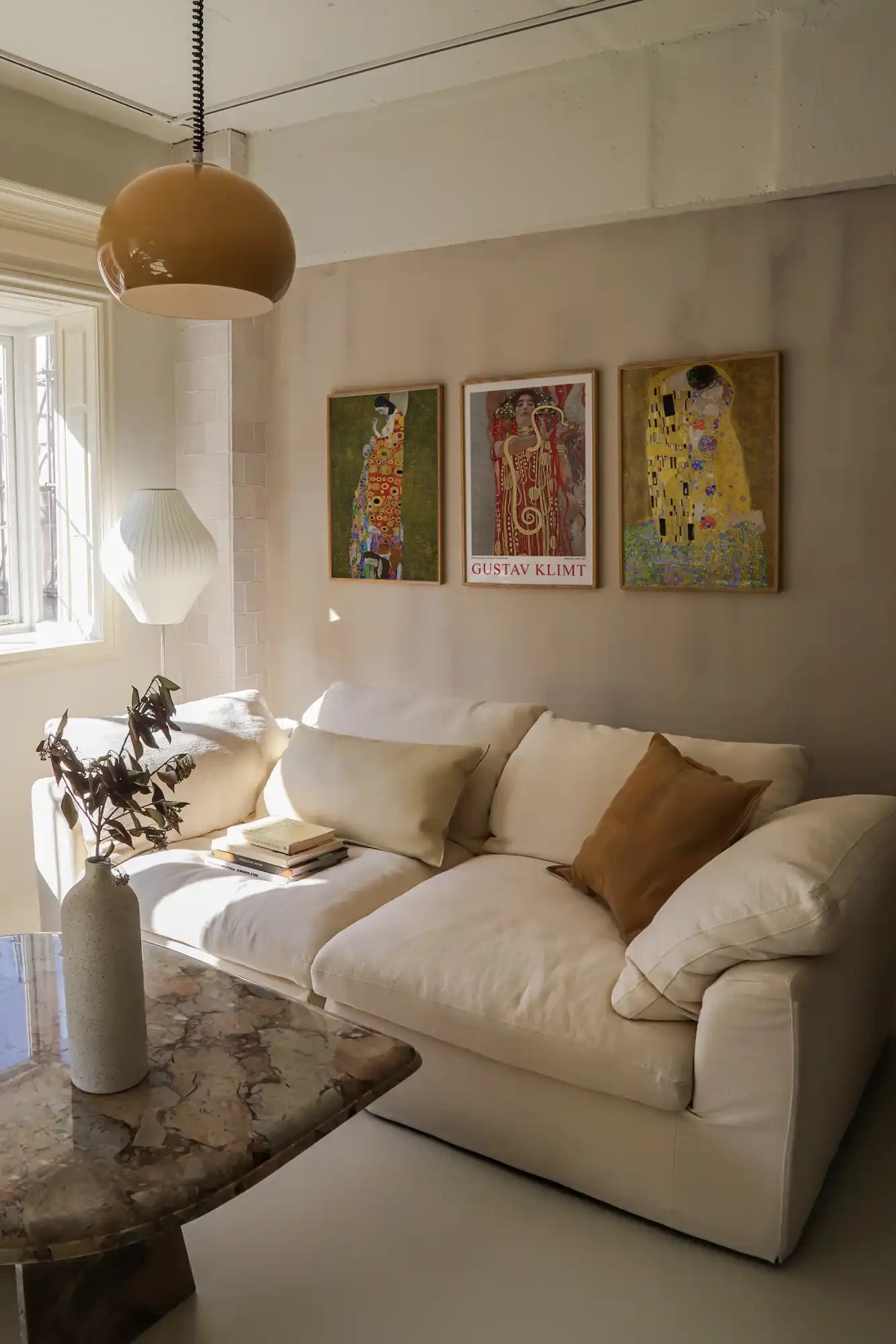 Knusse witte sofa met kussens.
