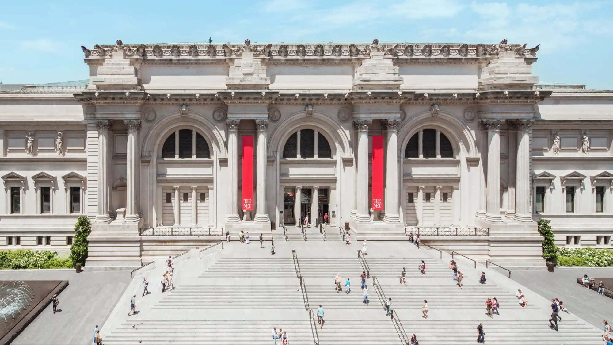 Groot museum façade met trappen.