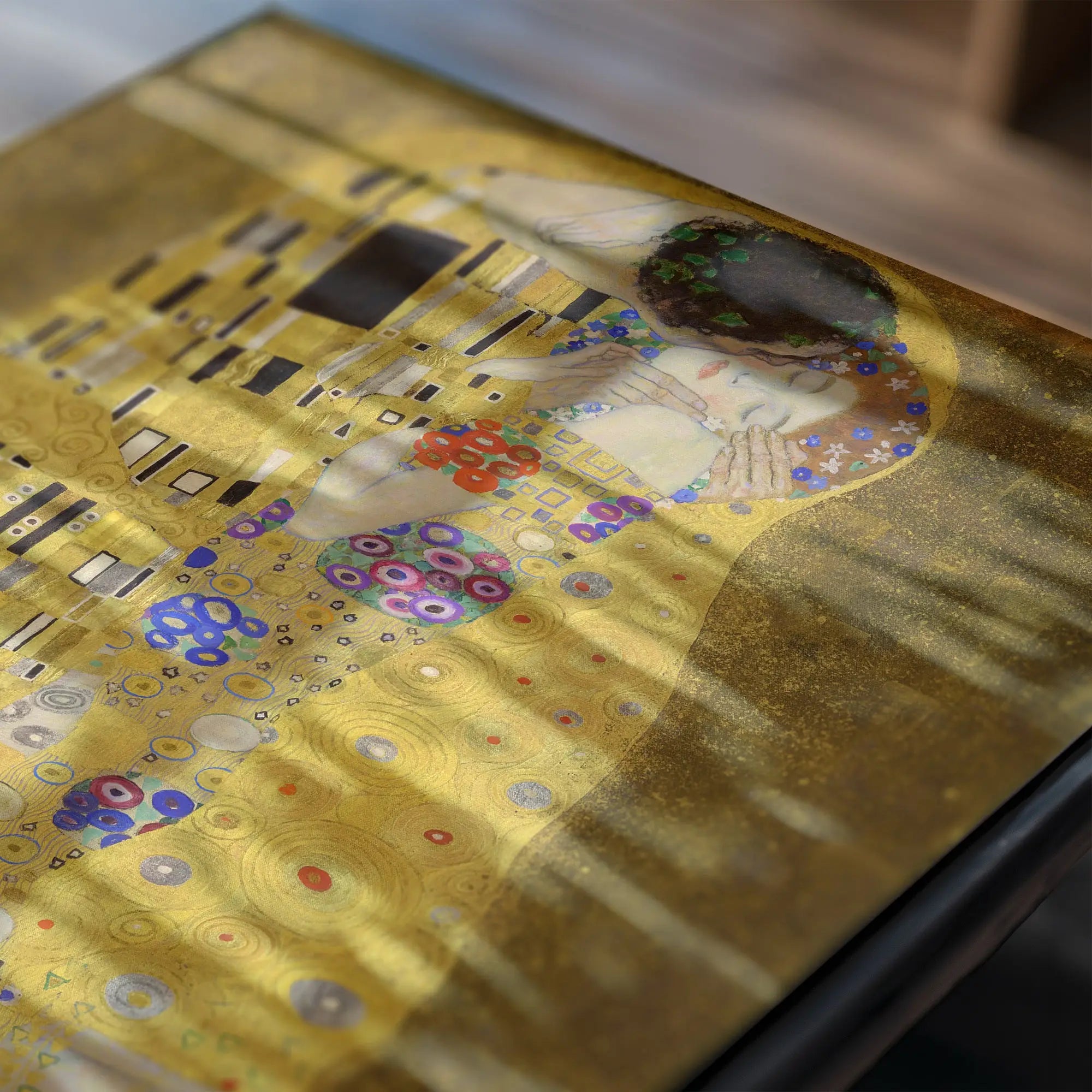 Reproductie van het kunstwerk De Kus door Gustav Klimt op een posters