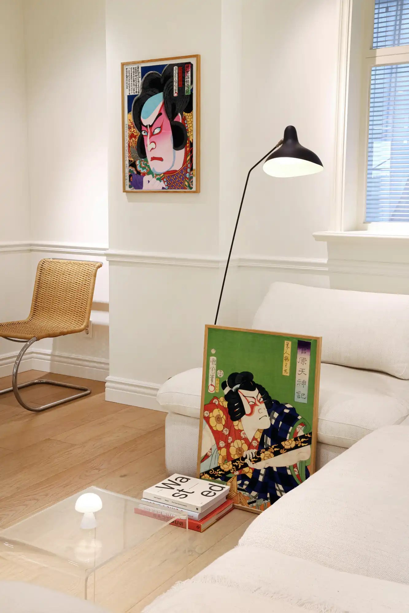 Helder verlichte interieur met Japanse kunst.
