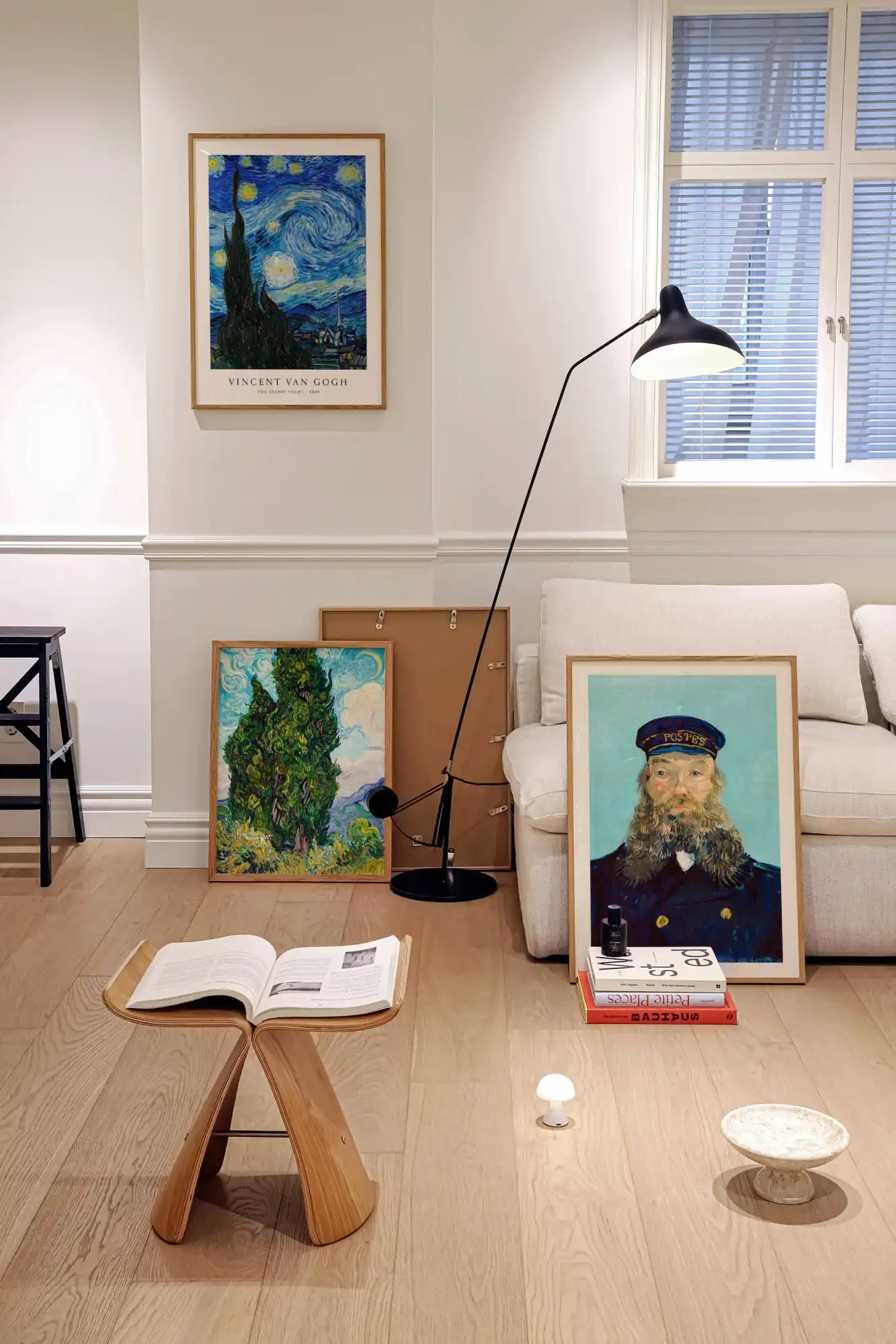 Helder verlichte interieur scène.