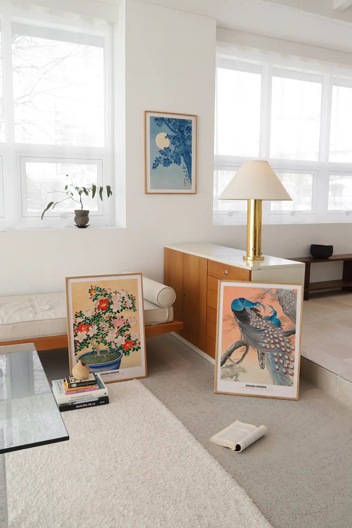 Helder verlichte woonkamer.