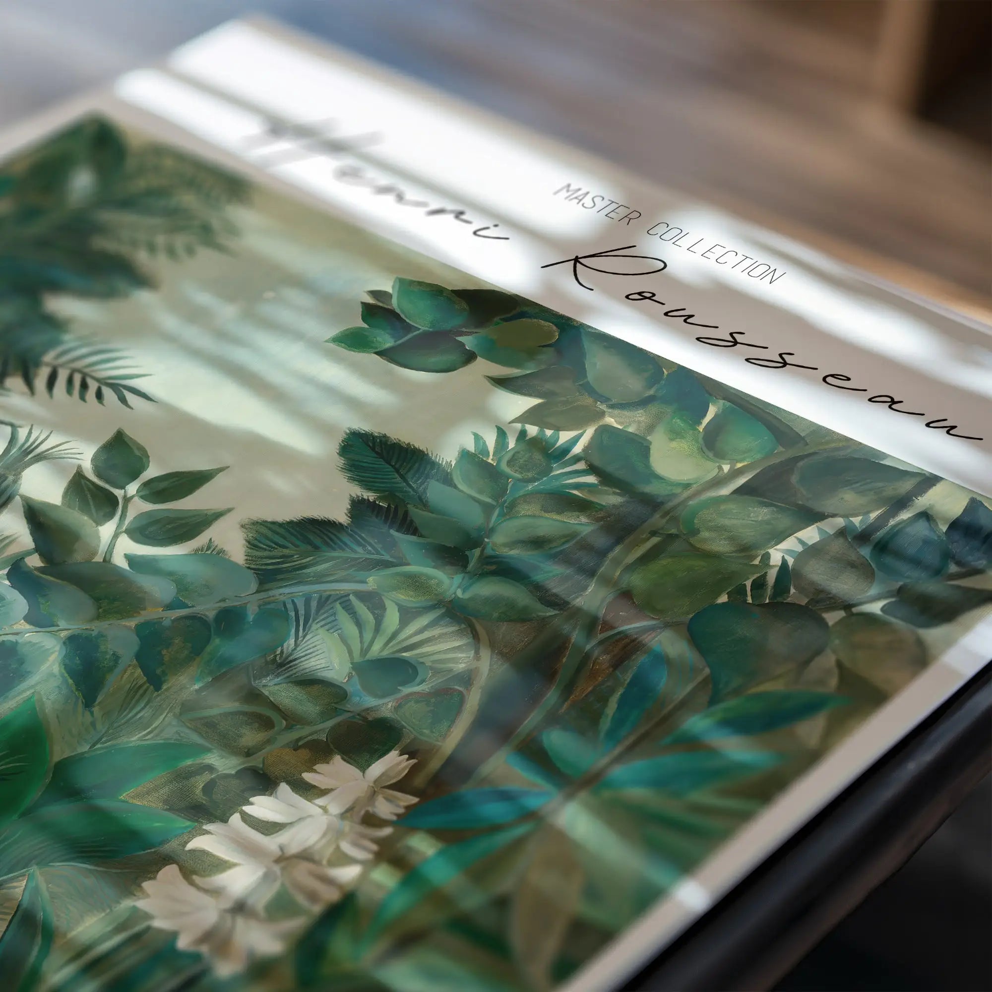 Henri Rousseau master collectie boek naast Jungle Poster op een tafel
