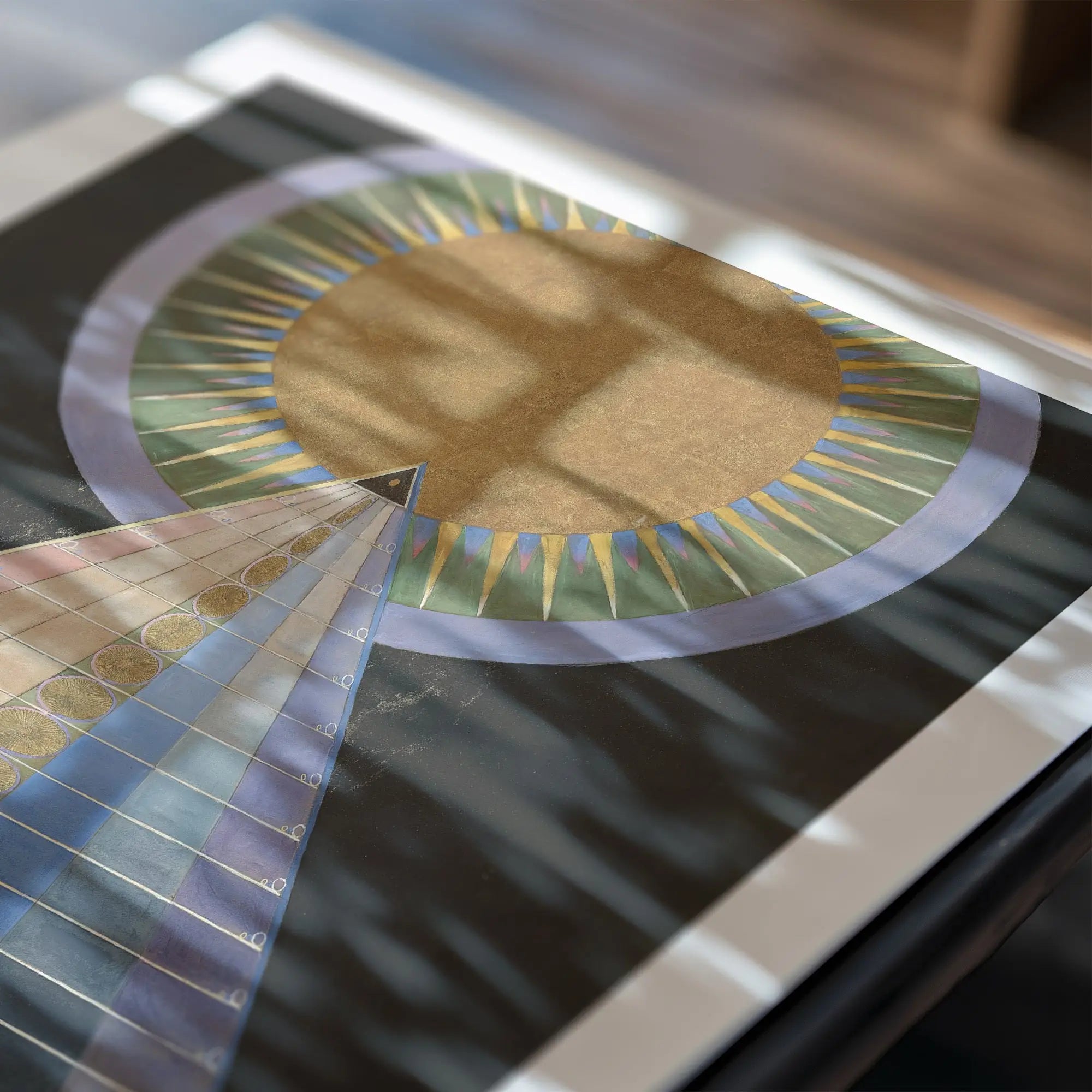 Circulare zonnestralen ontwerp op donkere achtergrond voor Hilma Af Klint Altaarstuk No. 1 Poster