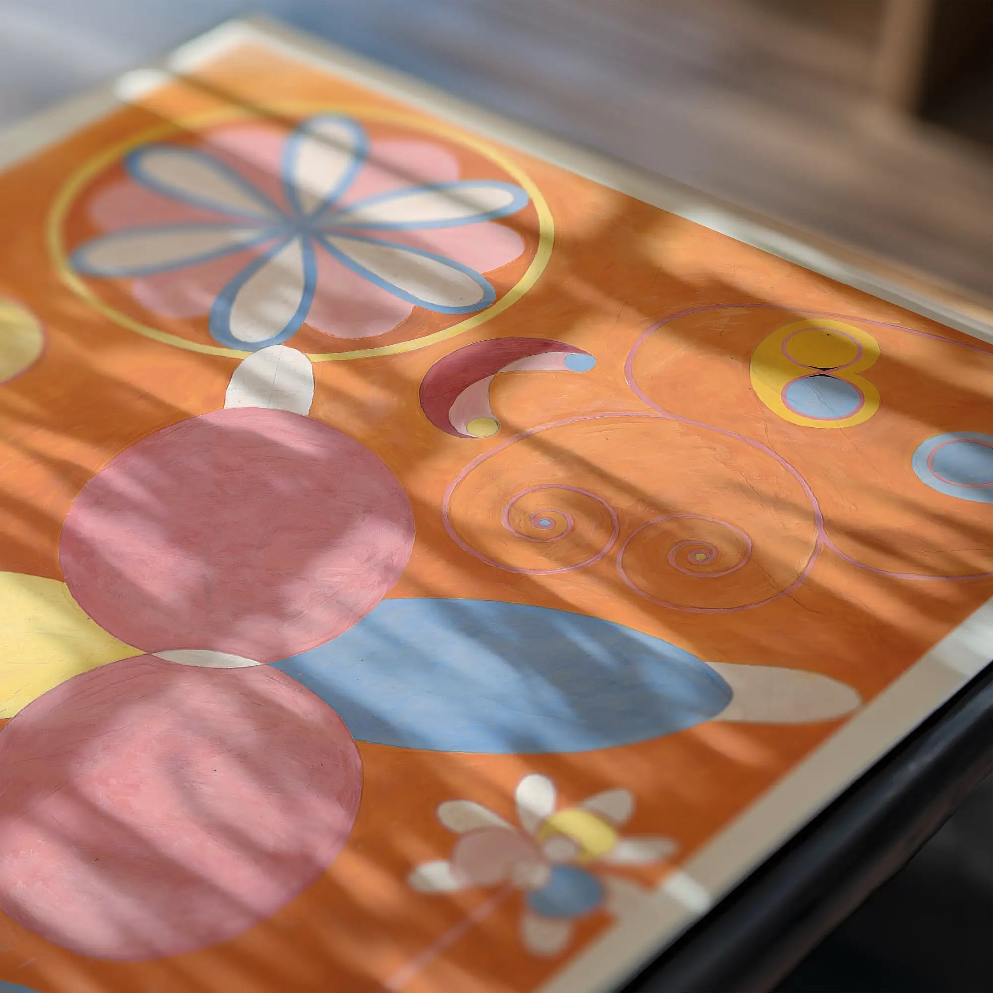 Oranje oppervlak met kleurrijke bloemen en cirkelvormige patronen in Hilma af Klint poster