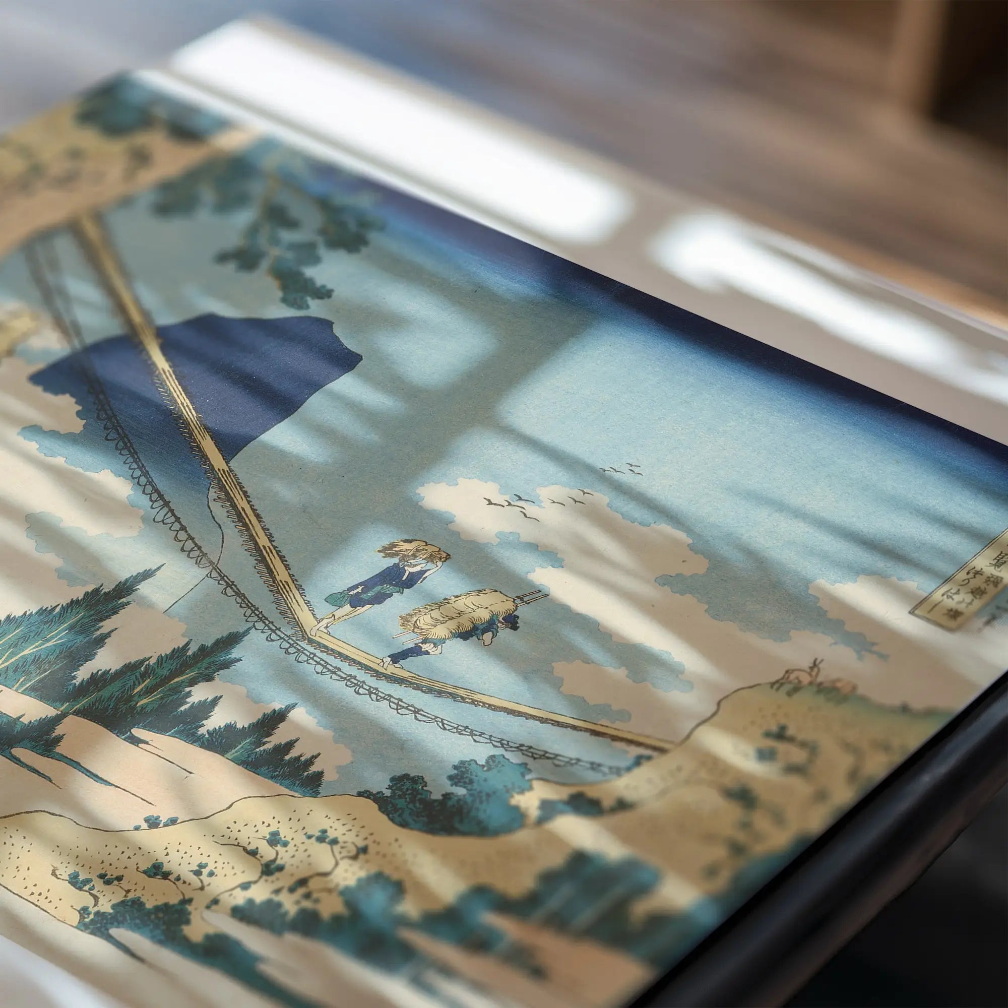 Kunstzinnig landschapsposter Hokusai Hangbrug met rivier en bergen in Japan