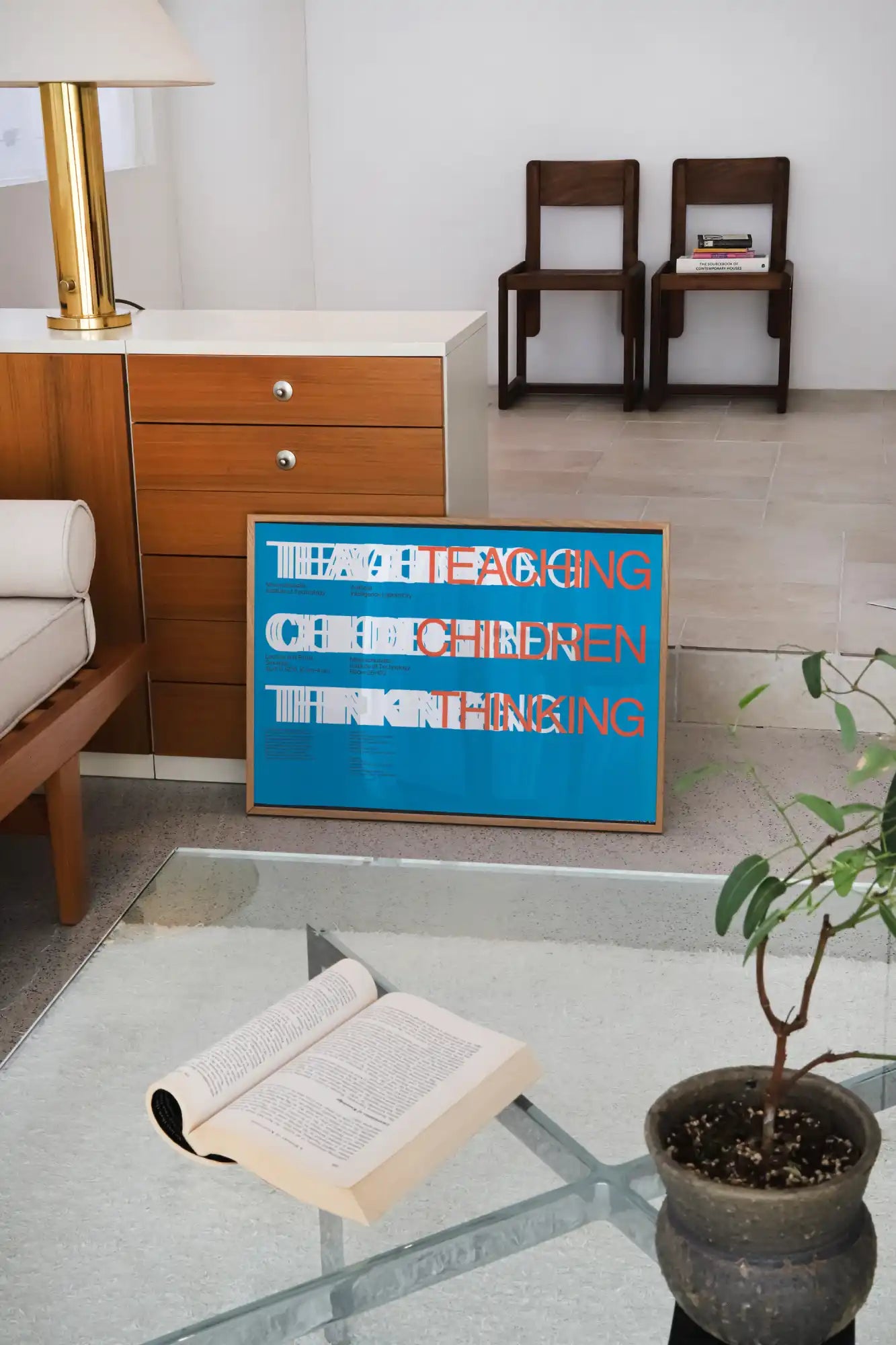 Ingelijst blauw kunstwerk.