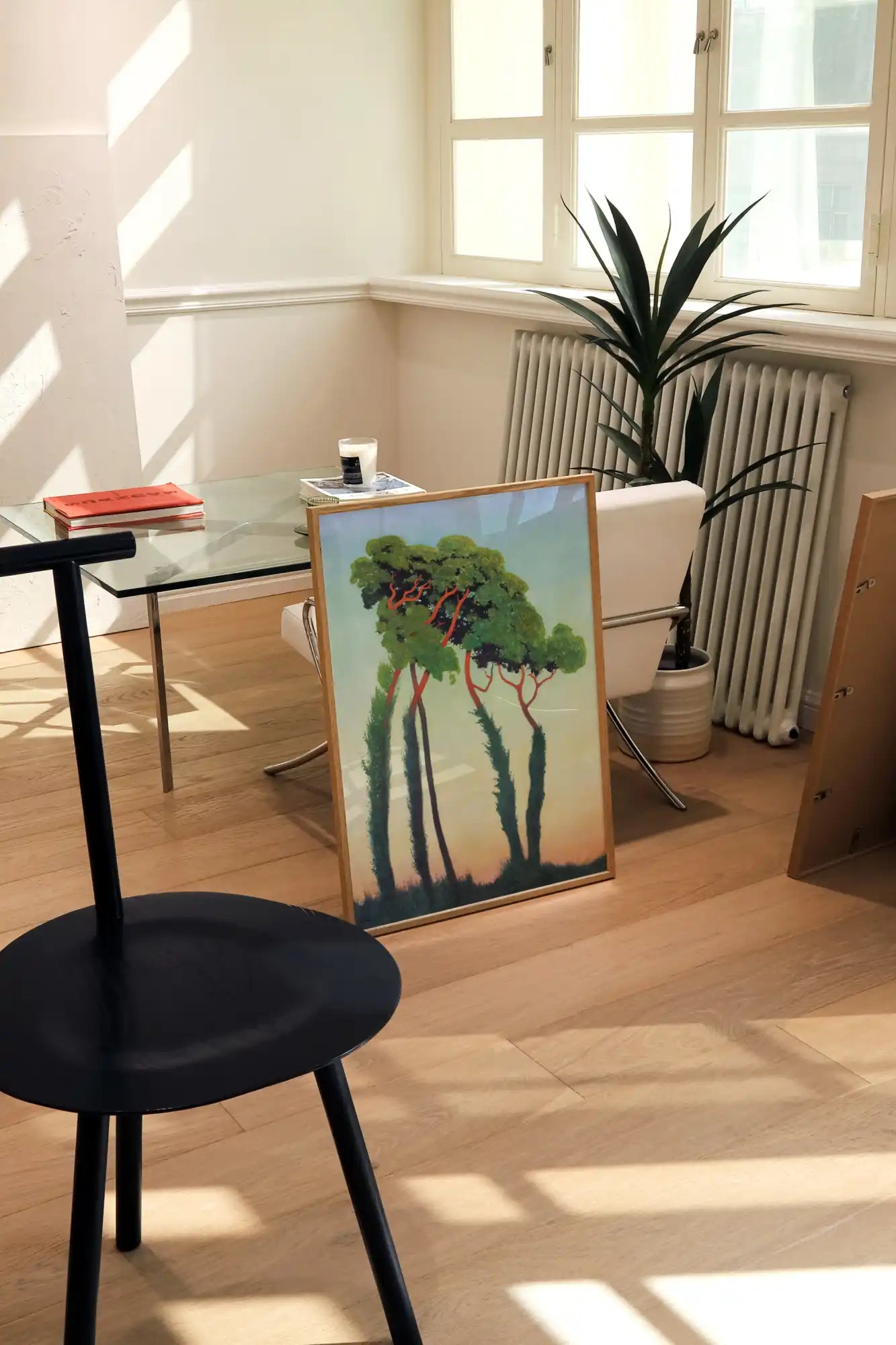 Gekaderde boomschilderij.