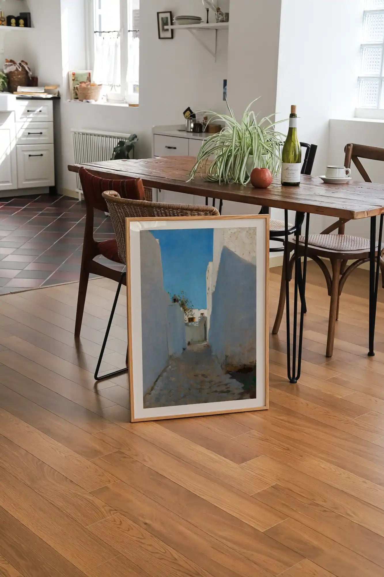 Ingelijste schilderij van een smalle straat.