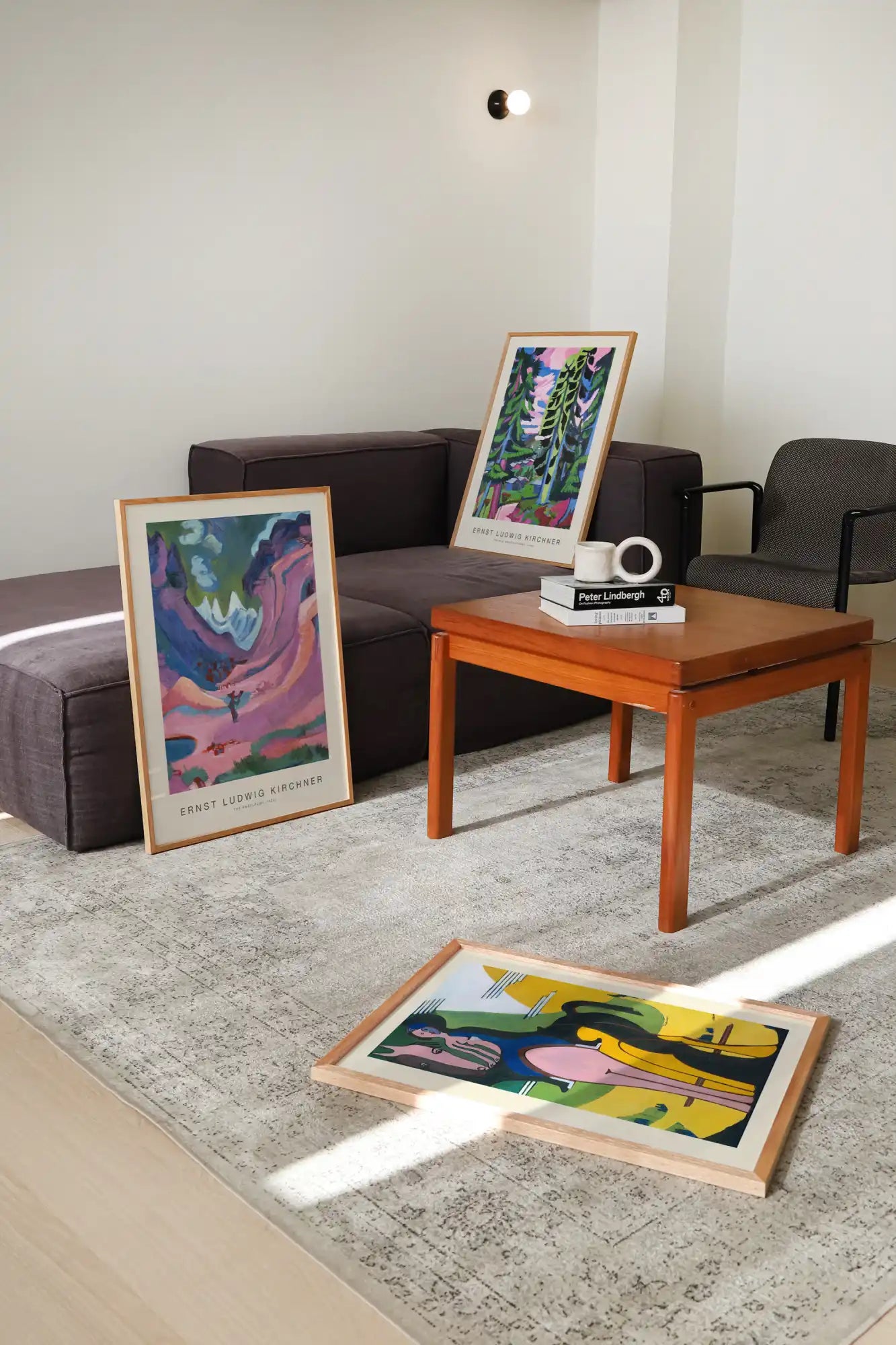 Woonkamerinterieur met ingelijste kunstwerken.
