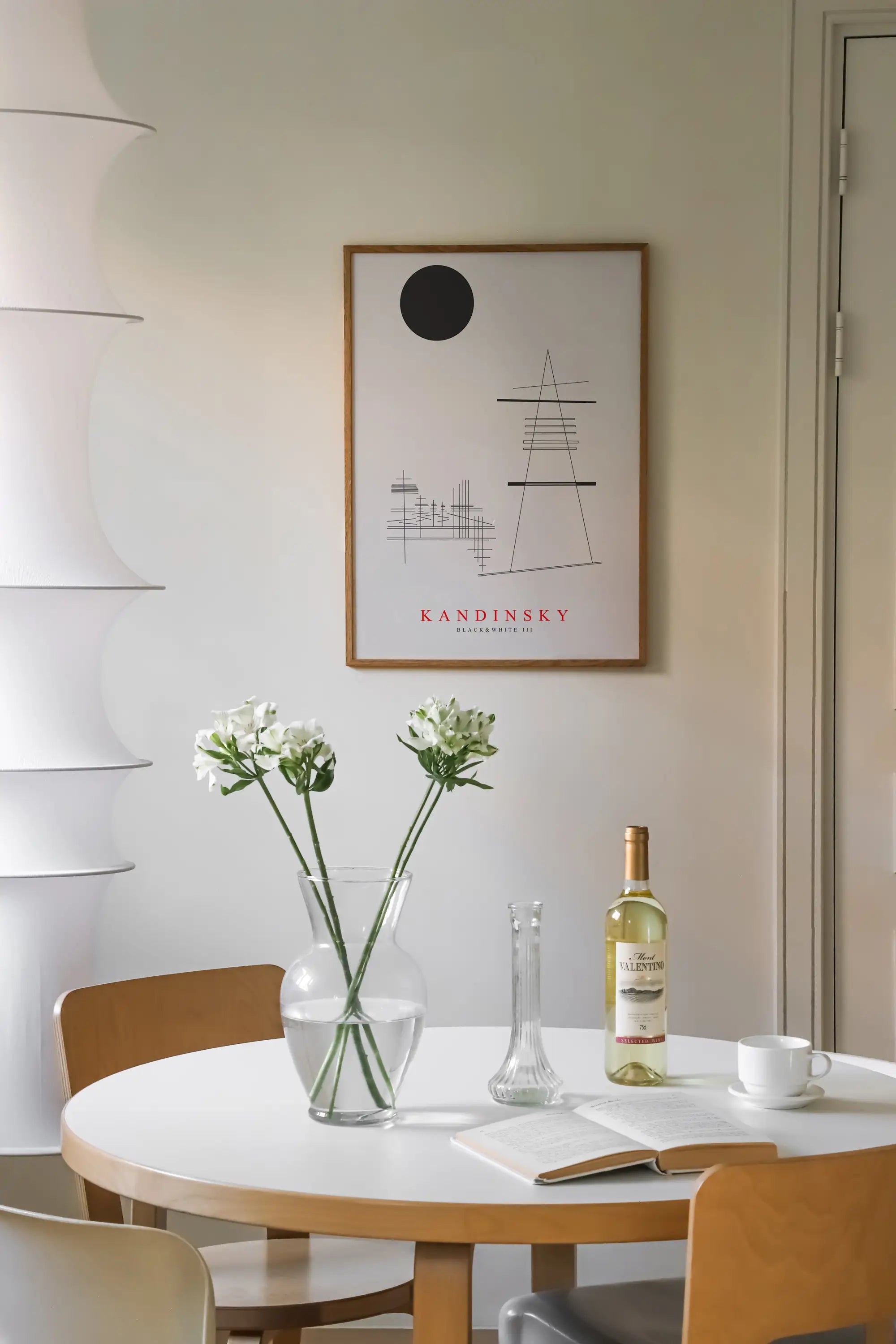 Ronde eettafel afgebeeld naast Kandinsky Black & White III Poster