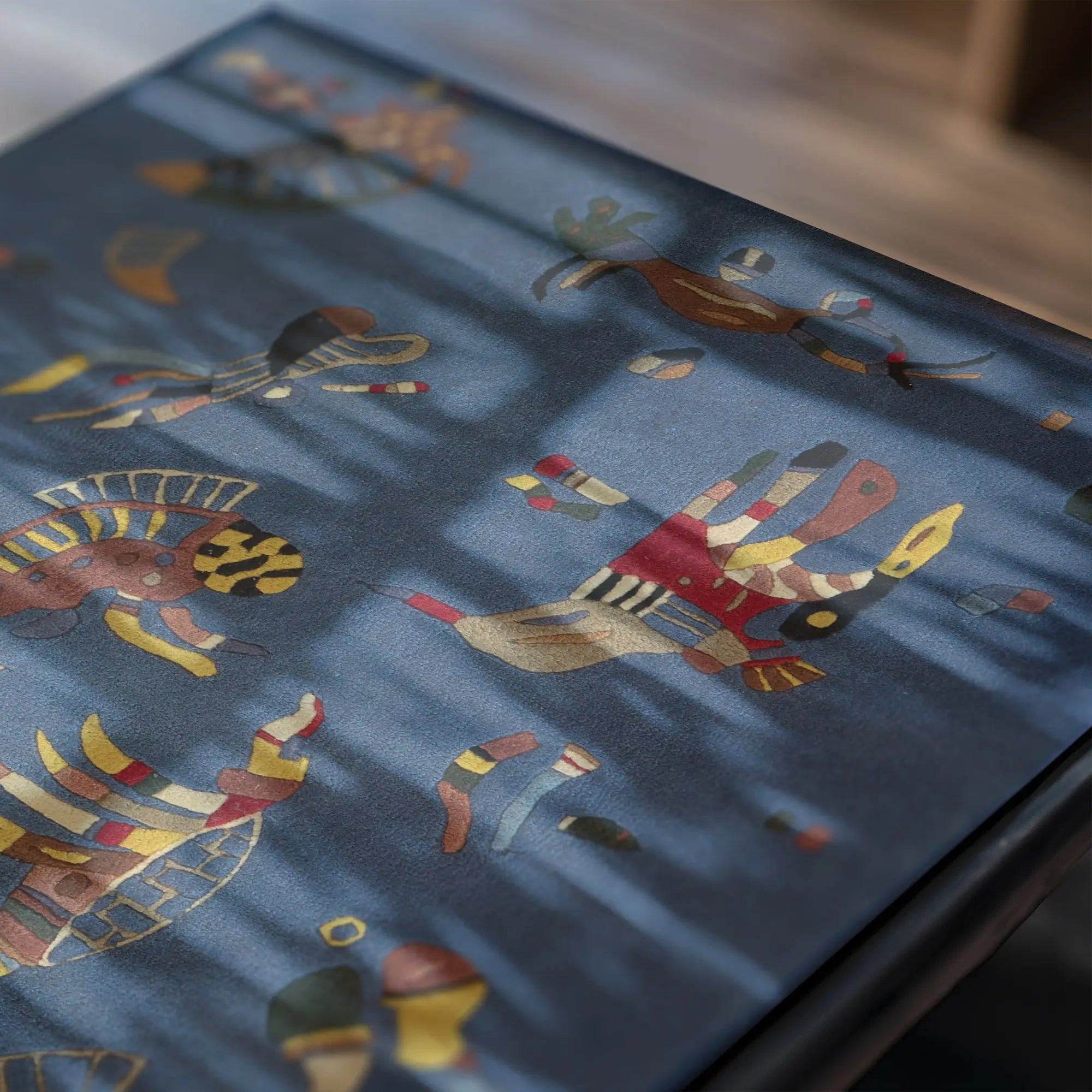 Blauwe stof met kleurrijke vogelachtige ontwerpen voor Kandinsky Bleu de Ciel Poster