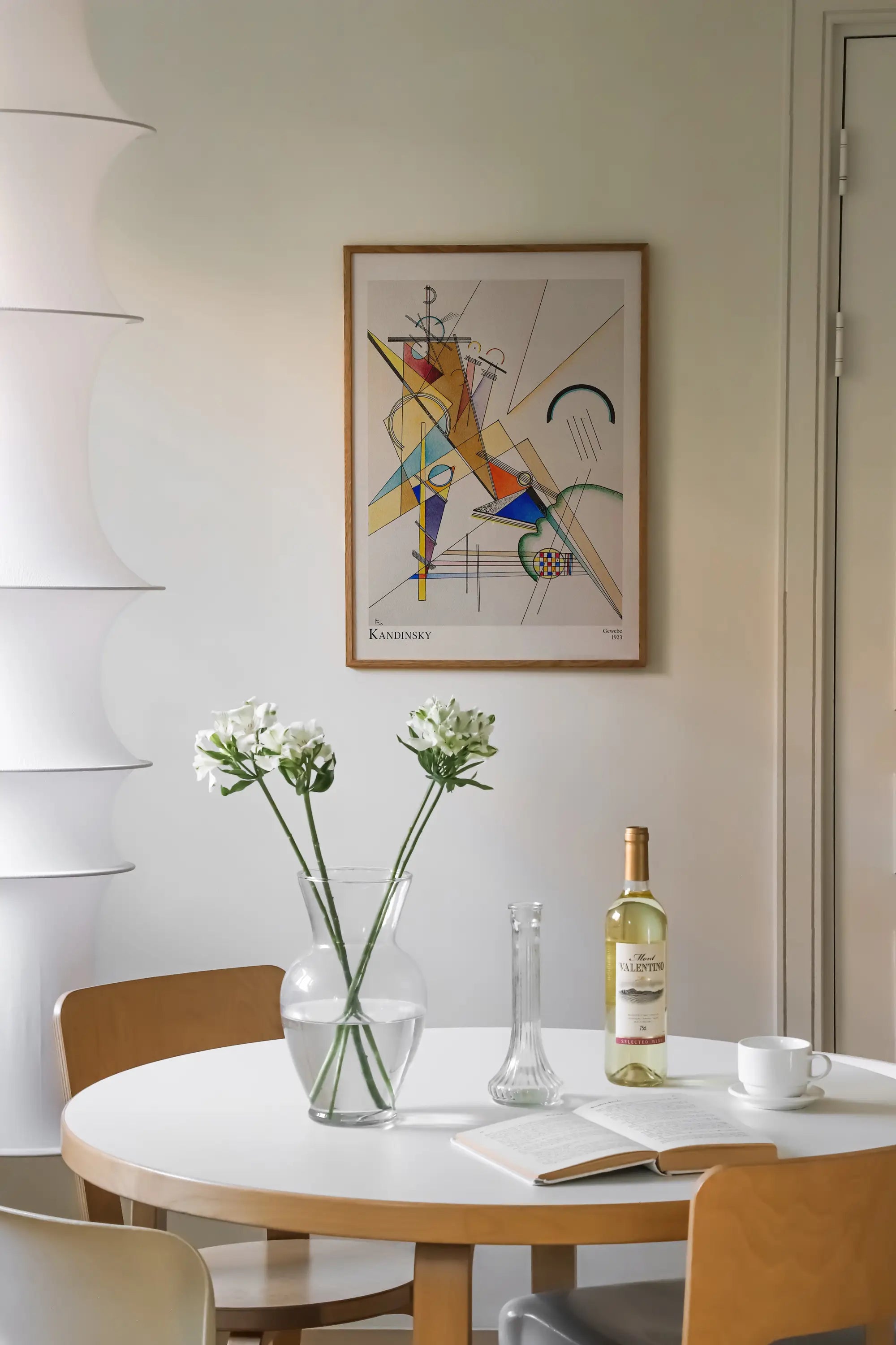 Ronde eettafel afgebeeld op Kandinsky Geweven Poster kunstprint