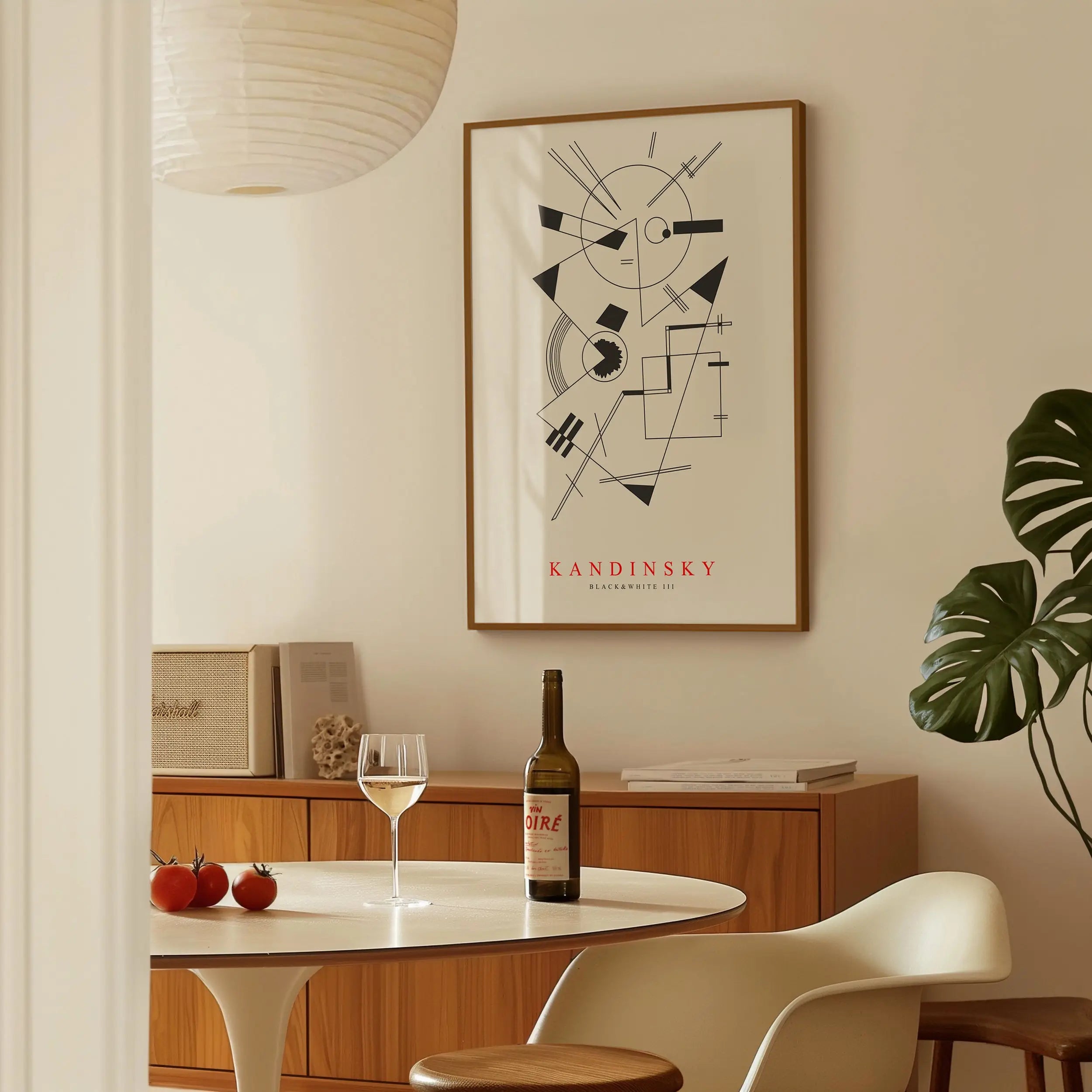 Gehangen Kandinsky kunstwerk in lijst op een muur voor moderne interieur decoratie