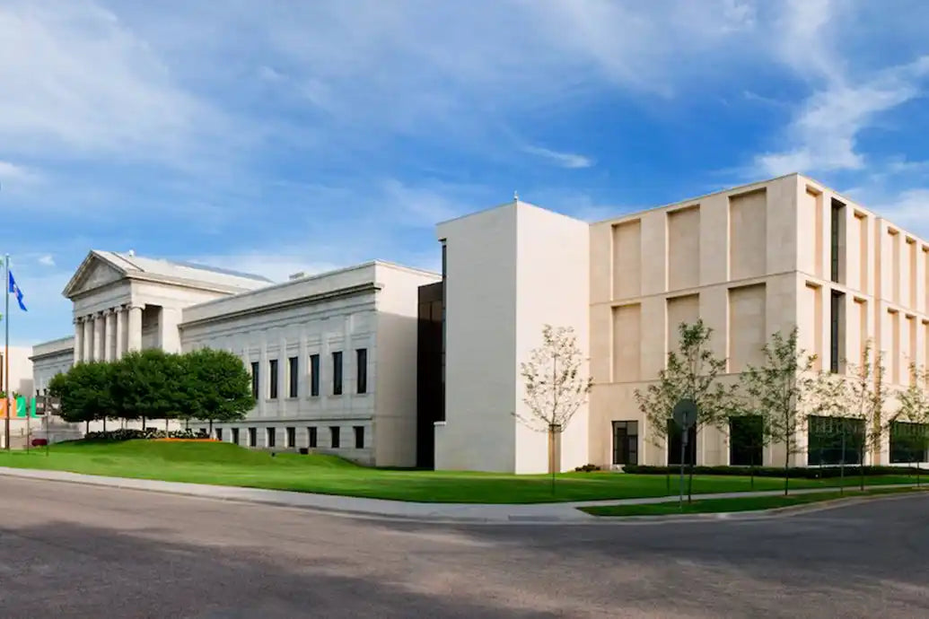 Klassiek en modern museumgebouw.