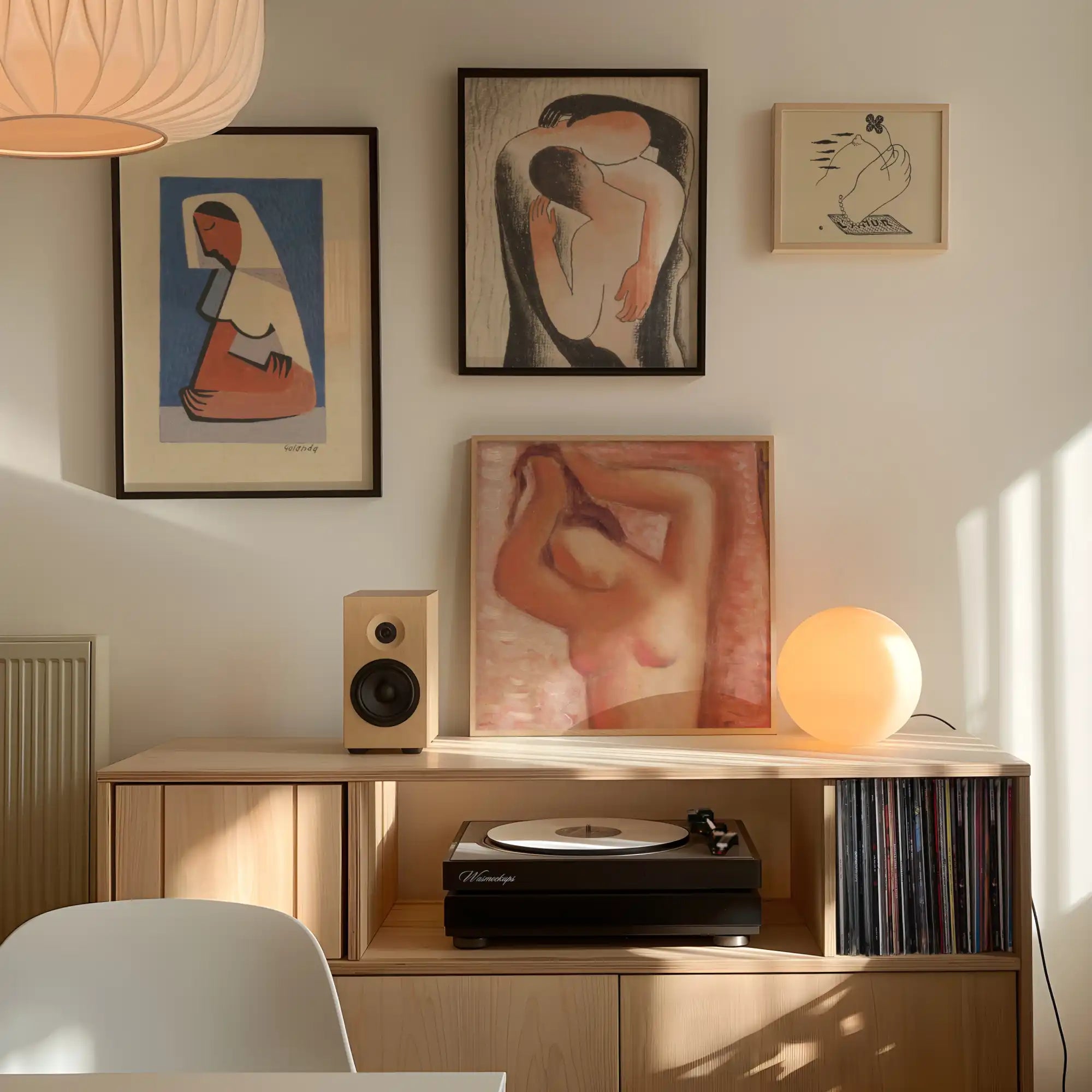Licht houten kast met draaitafel en kunstwerk.