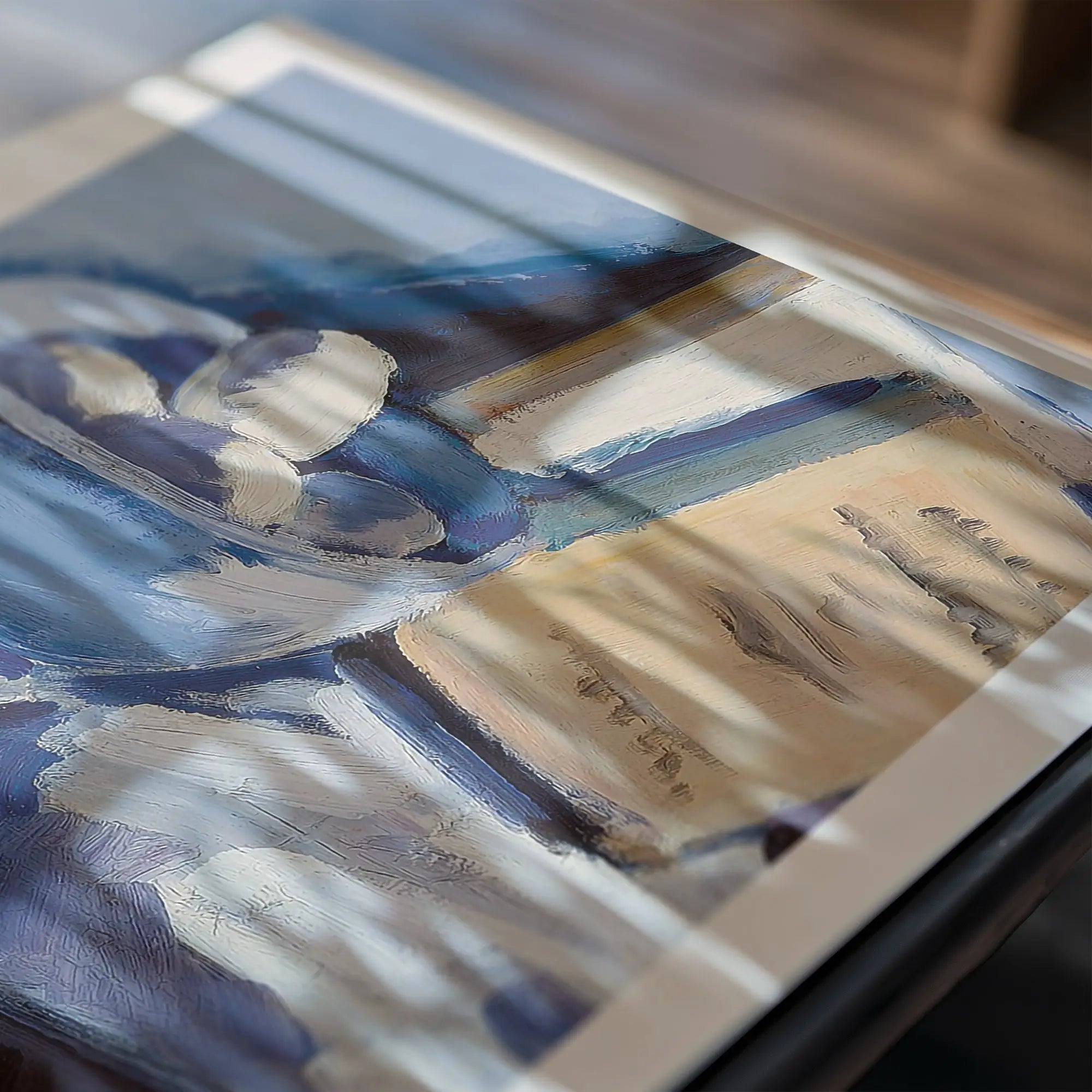 Abstract blauw en beige schilderij in Lundstroms Stilleven met Eieren en Boeken