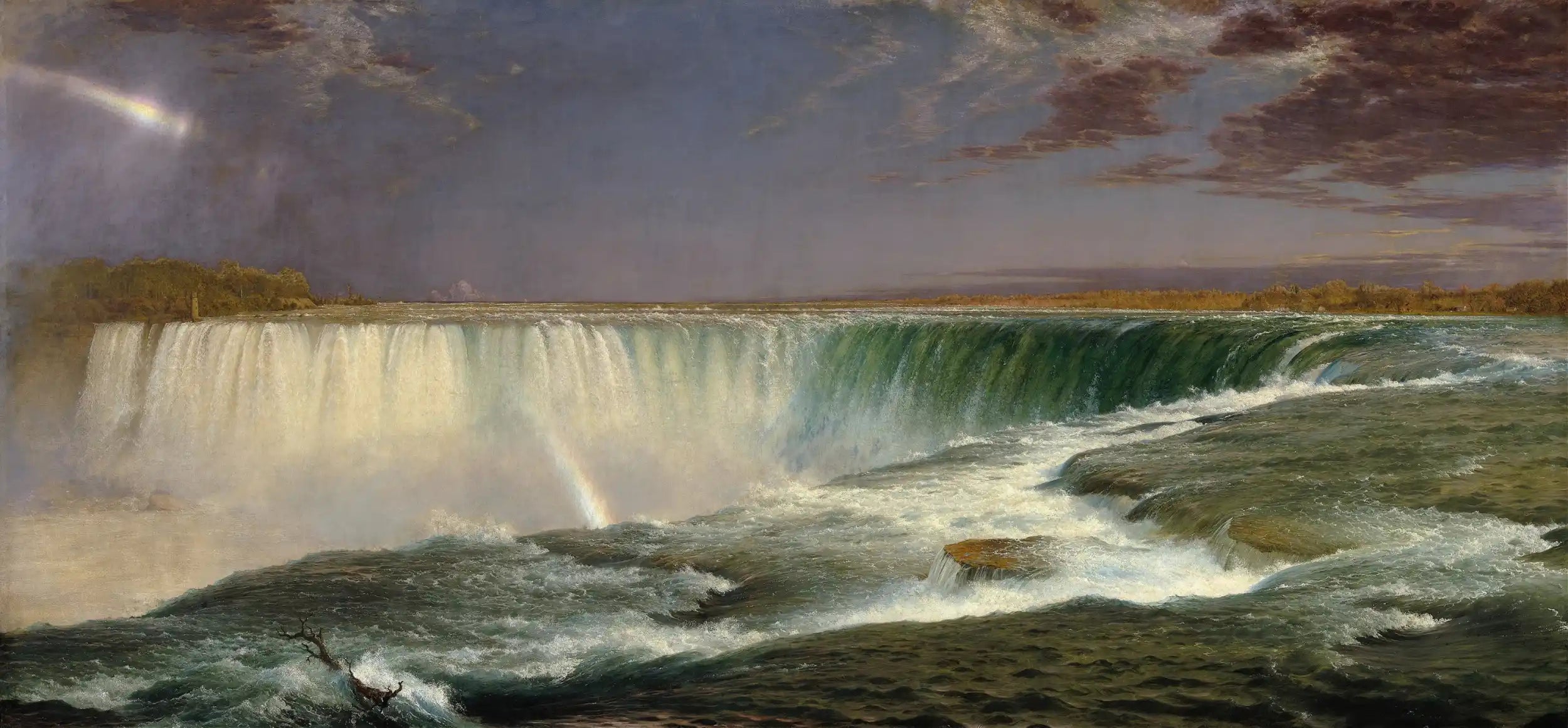 Majestatische waterval die in woelige wateren stort.