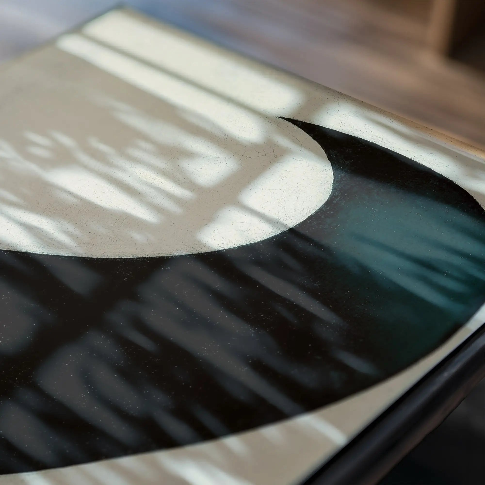 Nike swoosh op een doos naast de Malevich Suprematisme poster