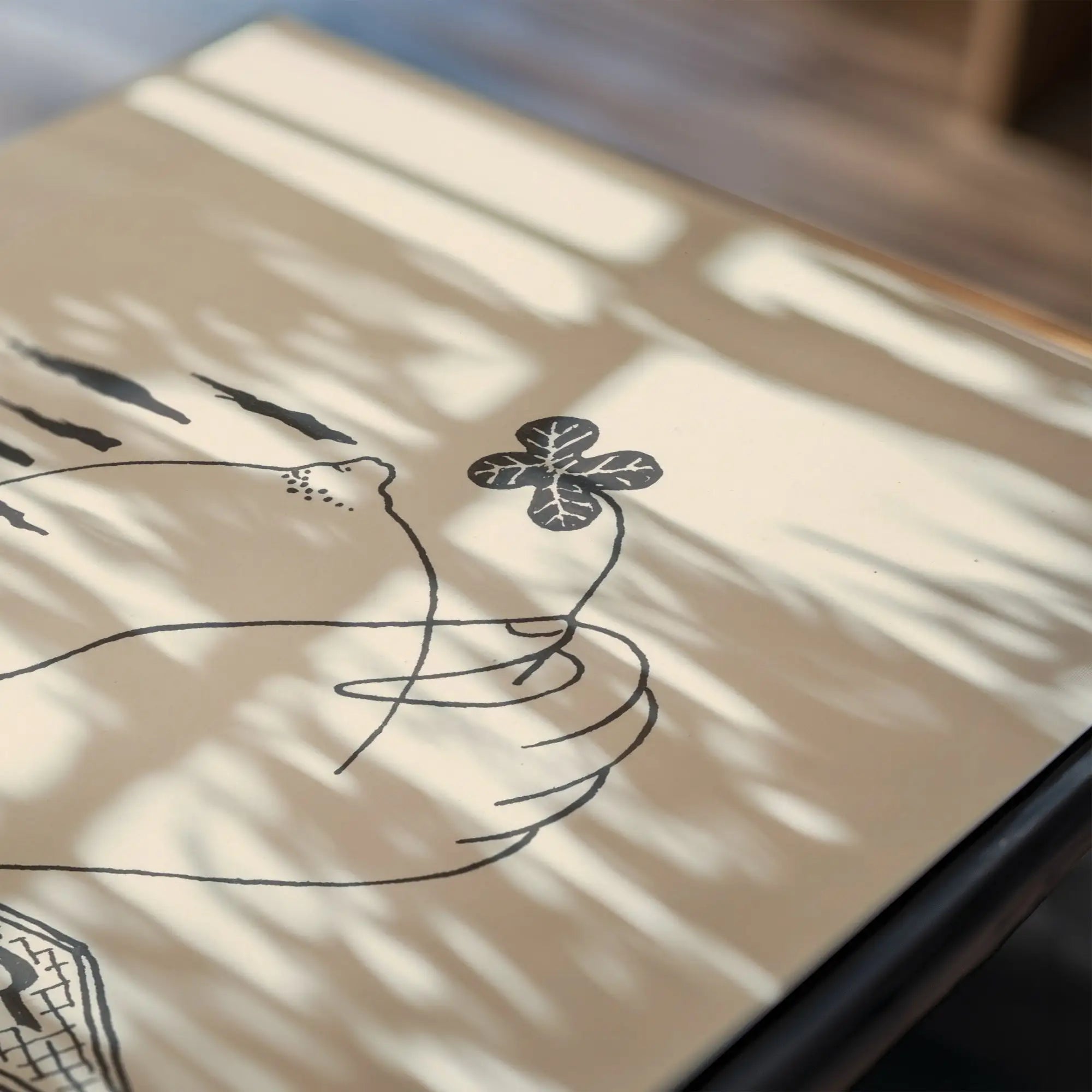 Hand houdt vierbladige klavertje tekening bij Mikuláš Galanda Vulkaan Poster