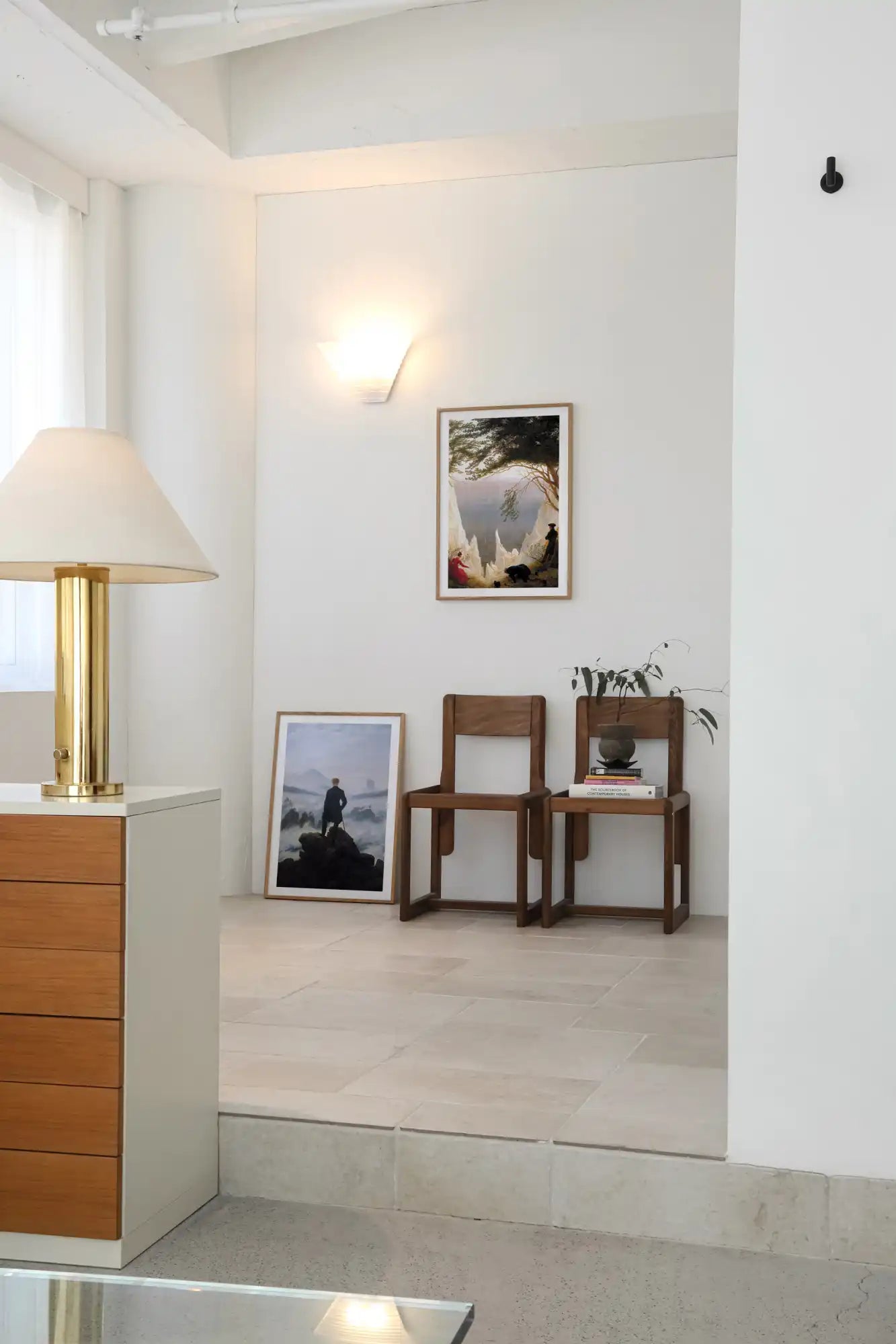 Minimalistische kamerinterieur.