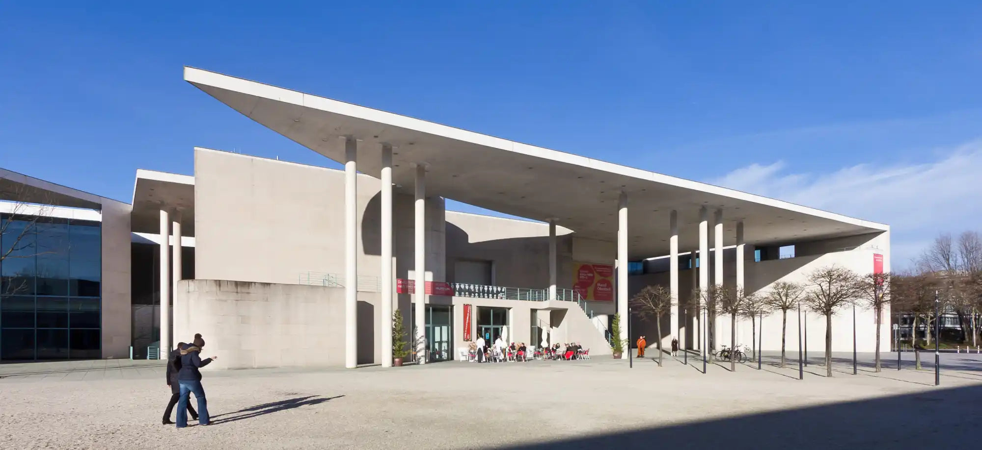 Modern betonnen gebouw.