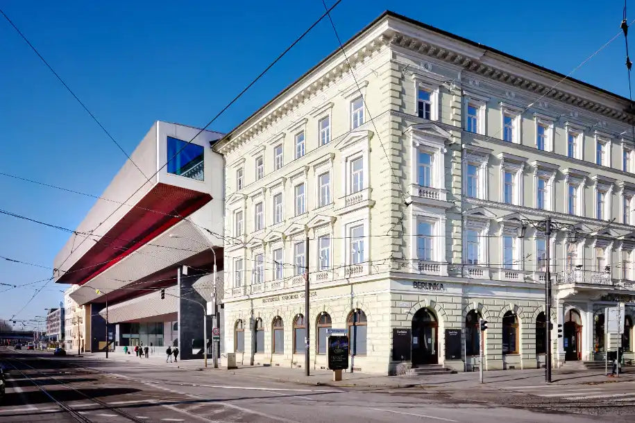 Modern en klassieke gebouwjuxtapositie.