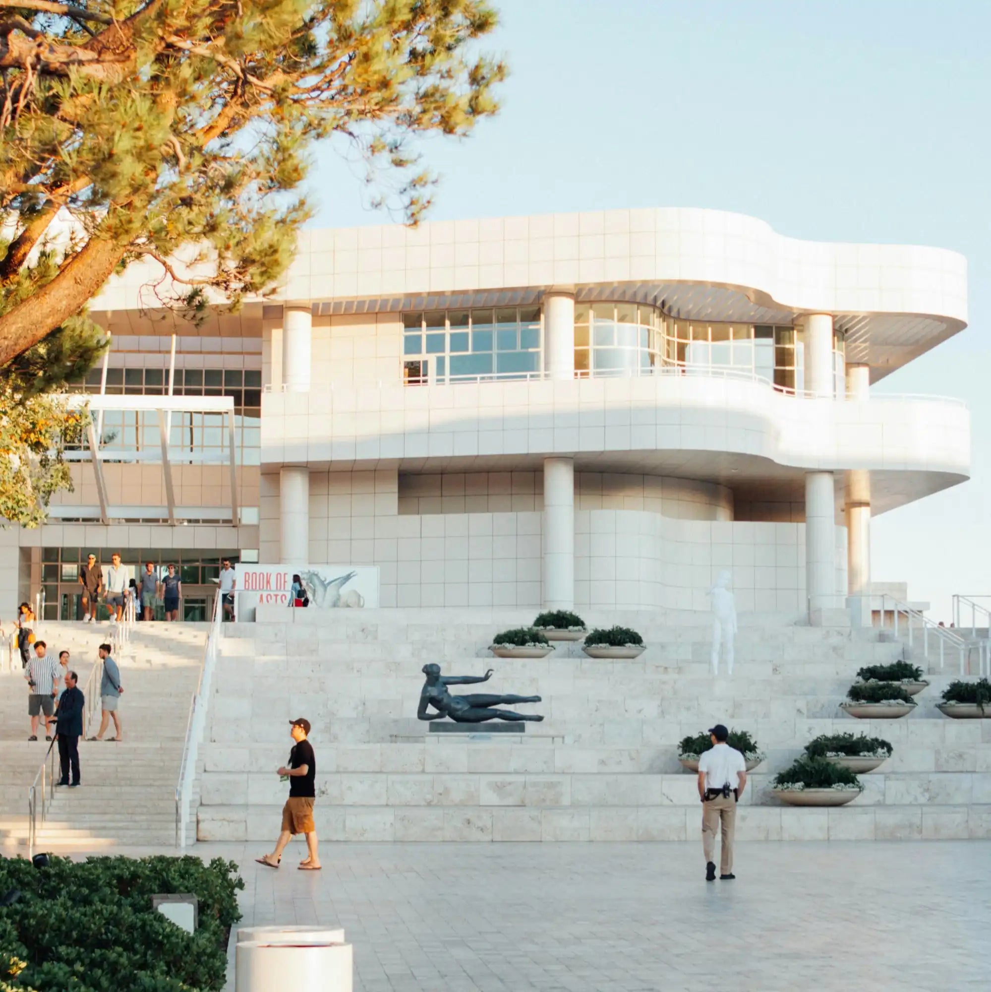 Modern wit gebouw met trappen.