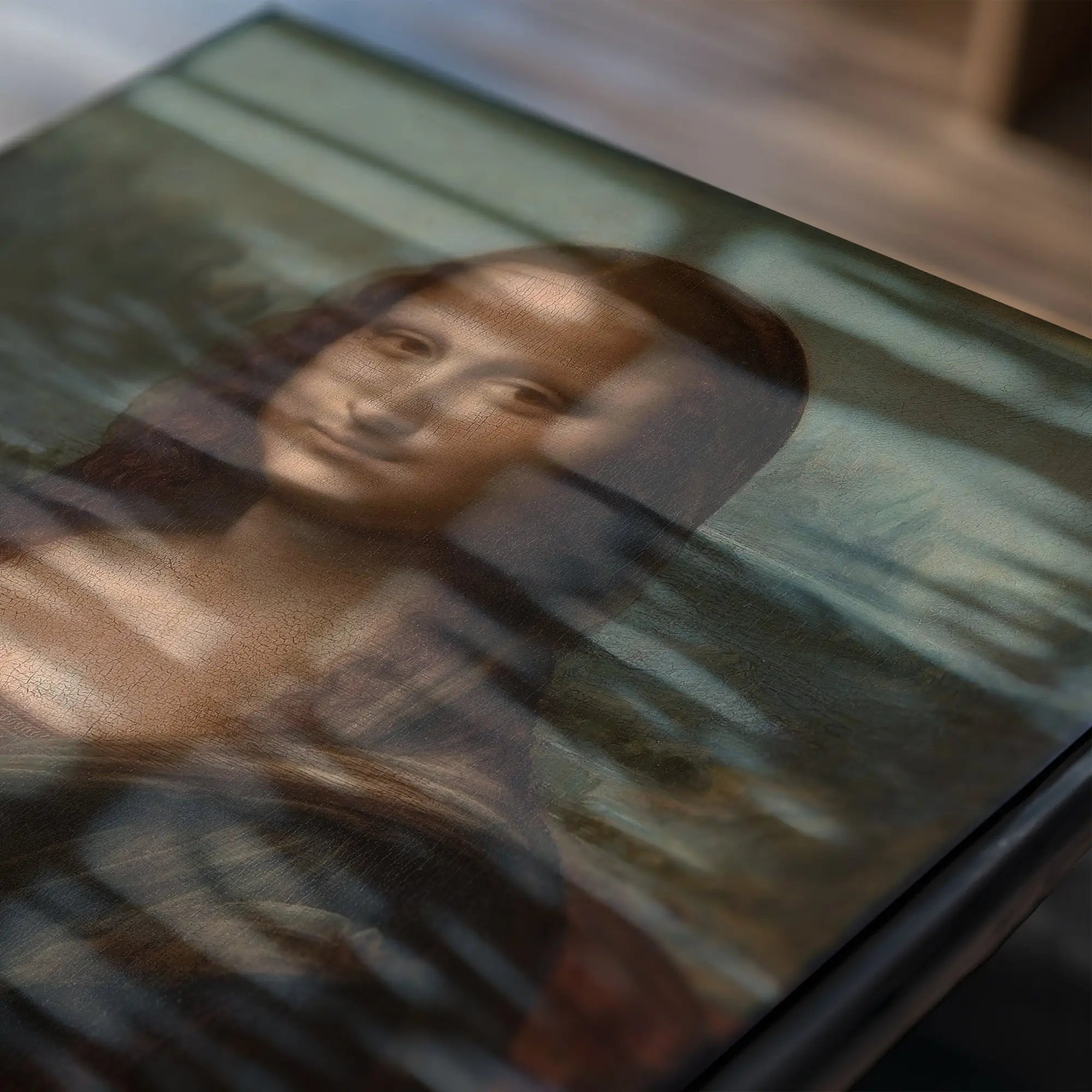 Mona Lisa poster met reflecterende oppervlakte en beroemde kunstwerk op de achtergrond