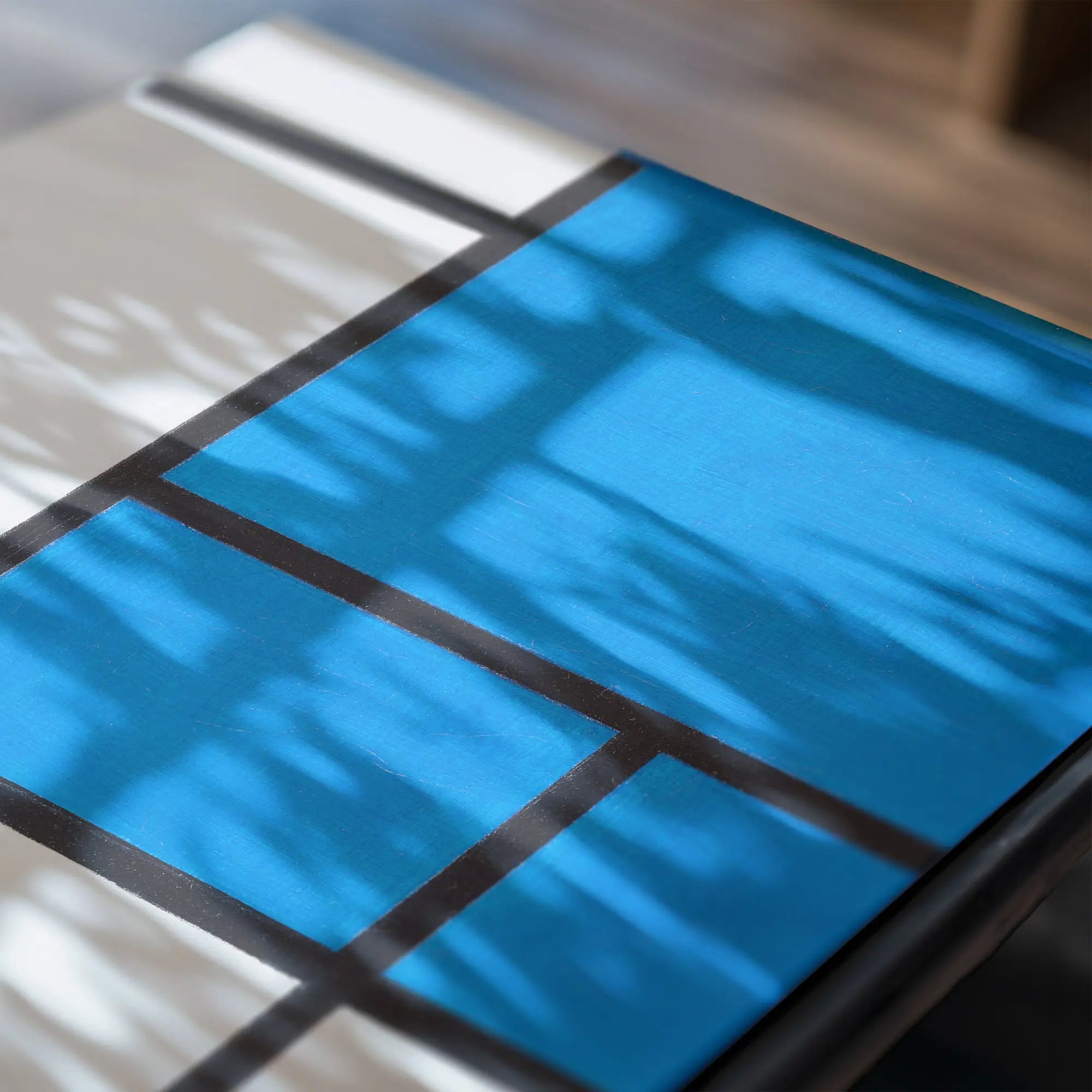 Blauwe geometrische patroon op oppervlak voor Mondriaan Poster Compositie met blauw vlak