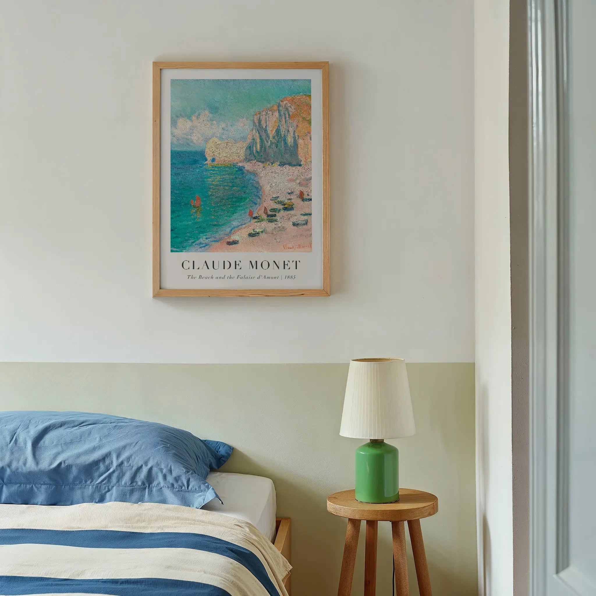 Gekaderd Claude Monet print in de Monet Strand en Klif Poster op muur