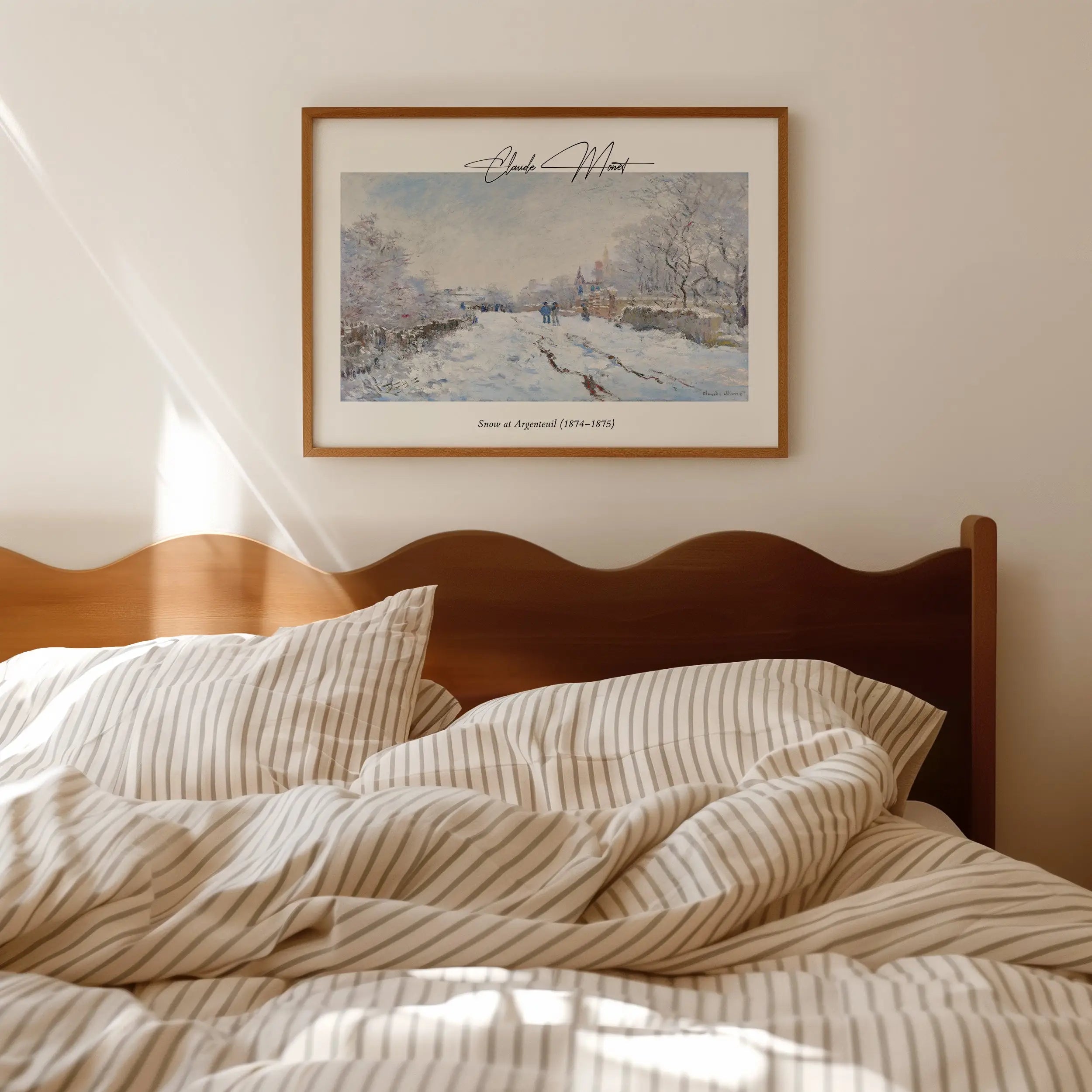 Gestreept beddengoed met houten hoofdeinde op de Monets Sneeuw in Argenteuil Poster