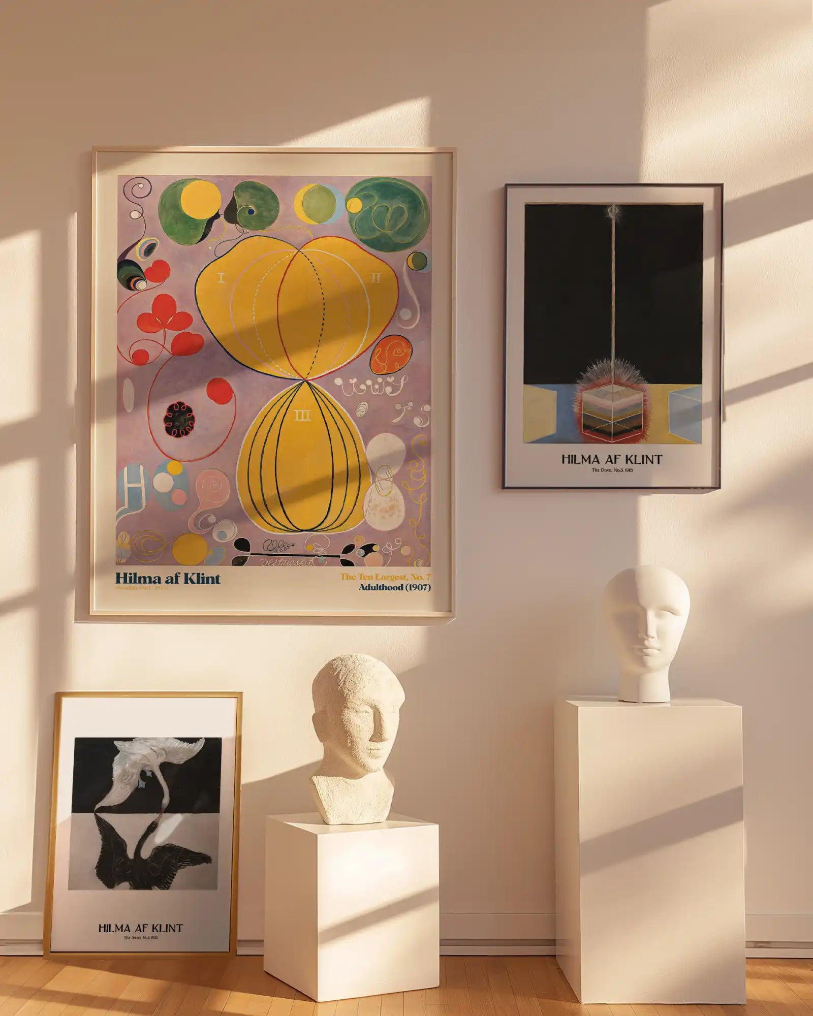 Wandkunst en busten.