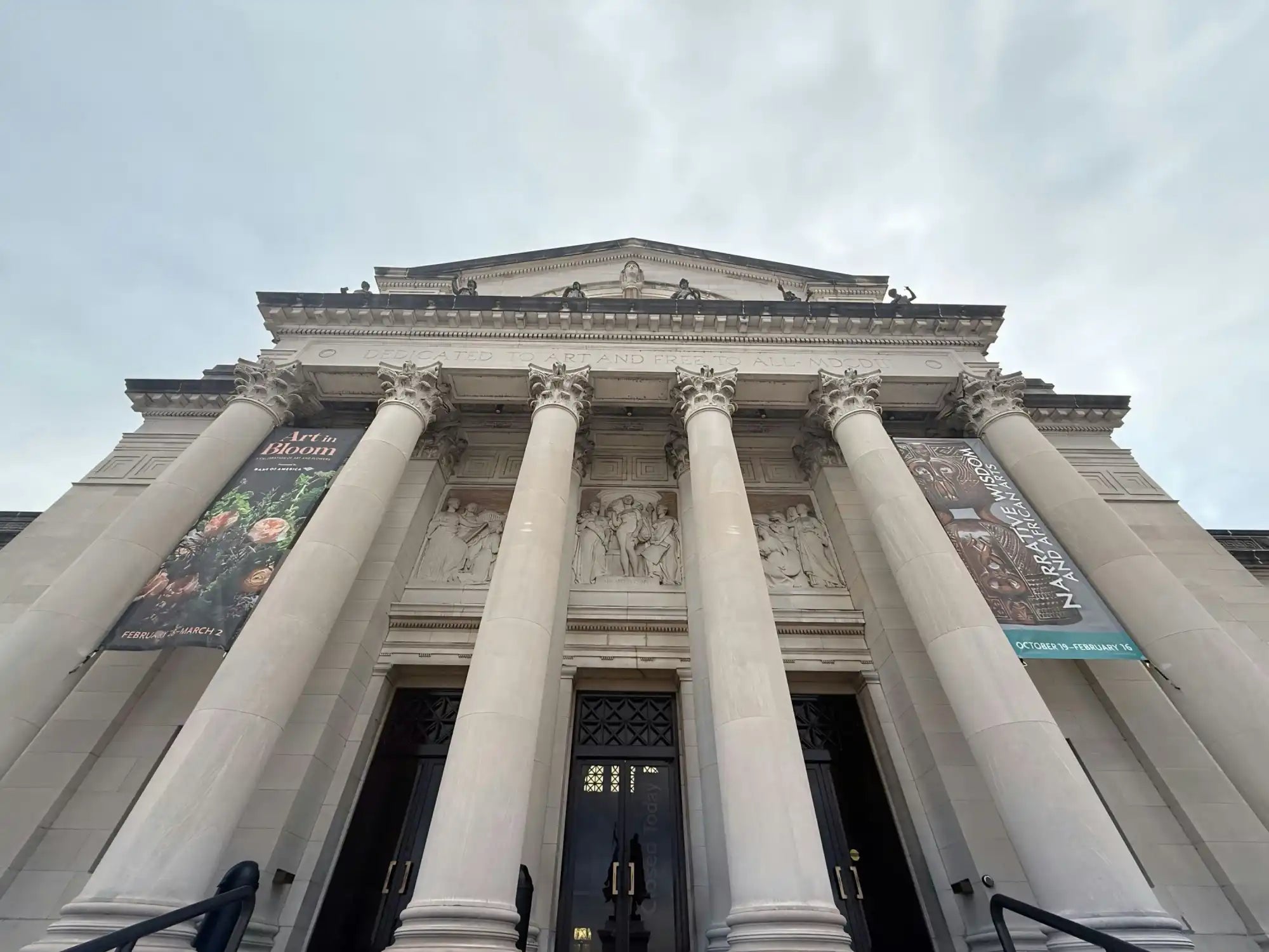 Neoclassicistische gebouwenfaçade.