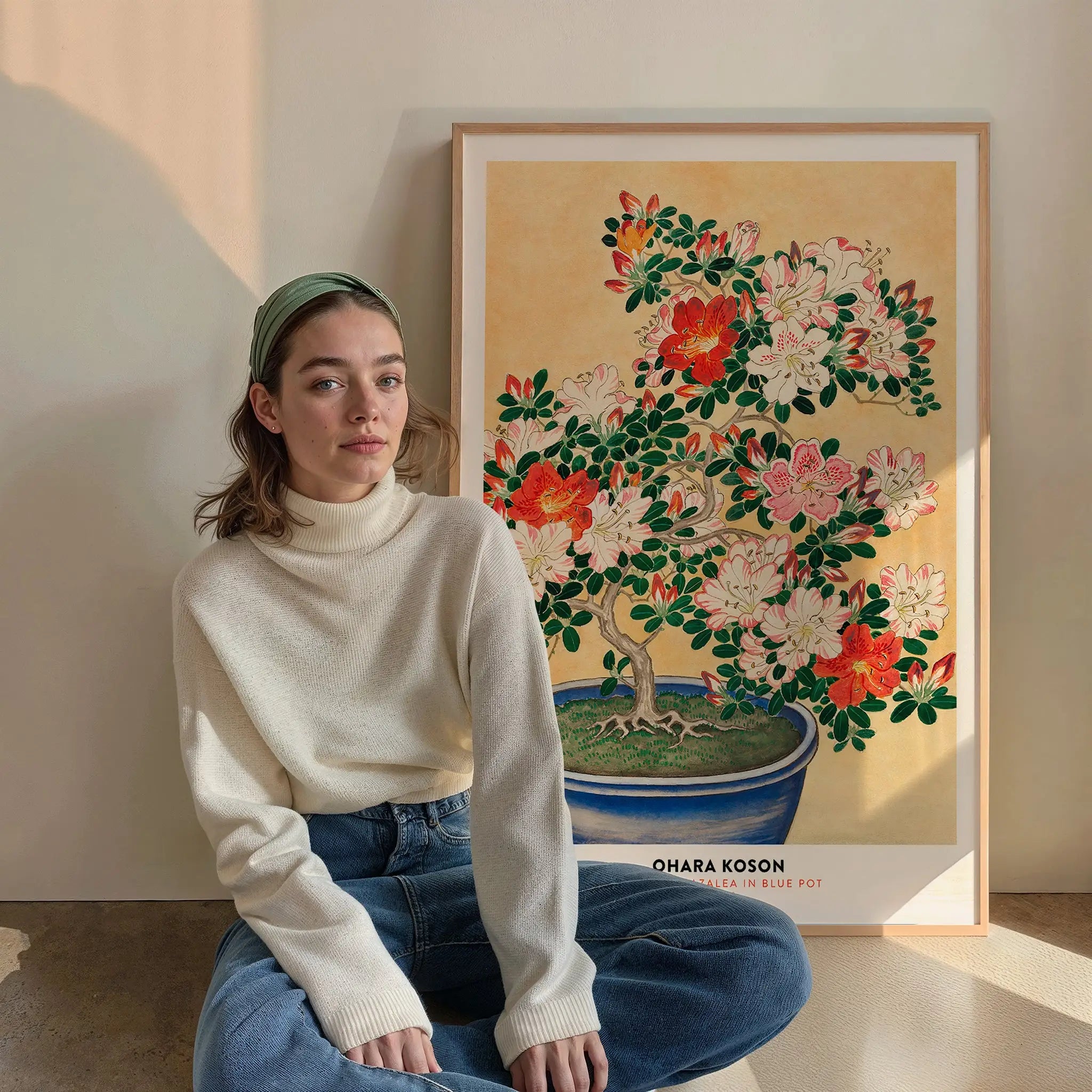 Gefrankeerde bloemenkunstafdruk van Azaleas door Ohara Koson in een interieur
