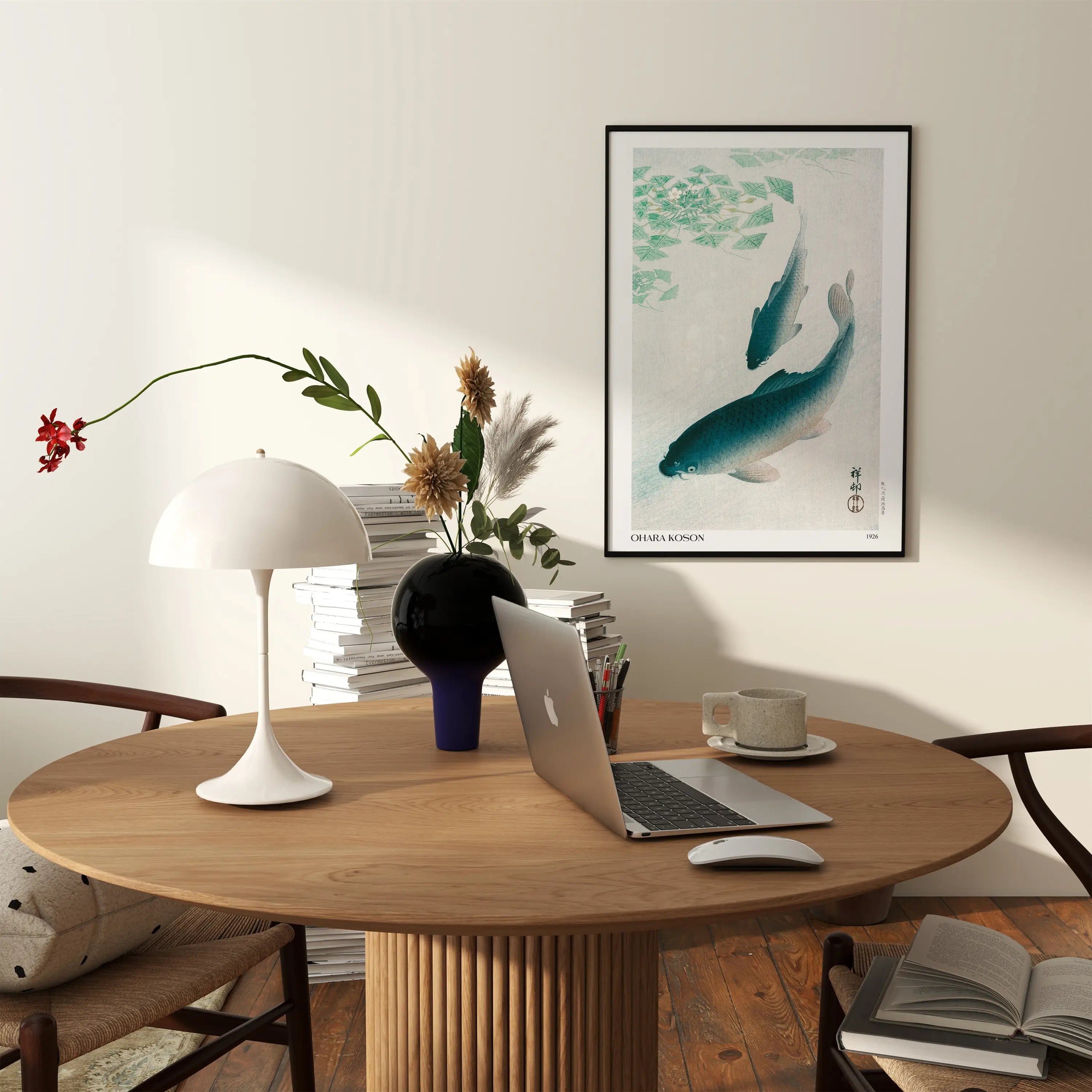 Ronde houten tafel met geribbelde basis voor Ohara Koson Blauwe Karper Poster