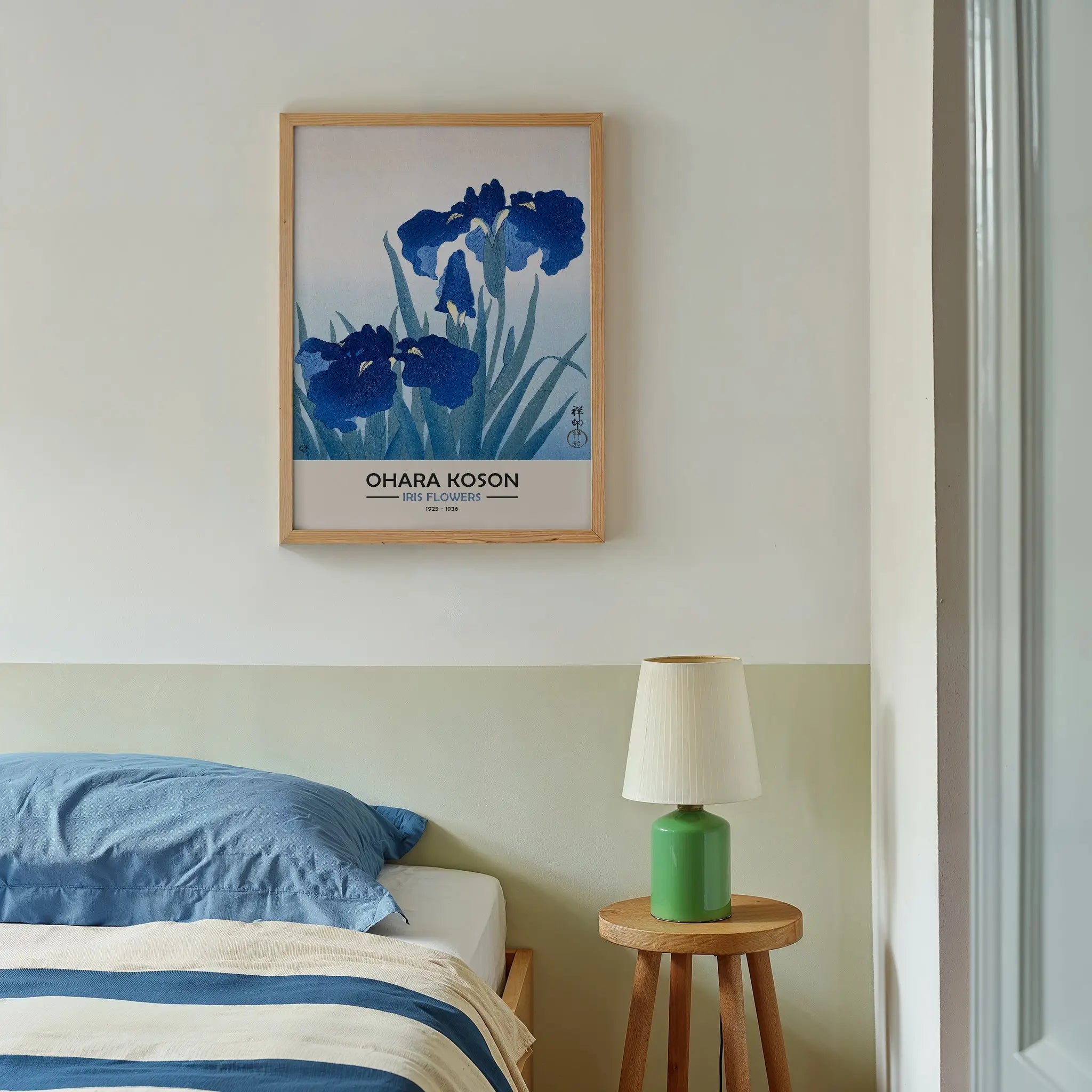 Geverfde blauwe iris print in lijst van Ohara Koson Iris Bloemen Poster