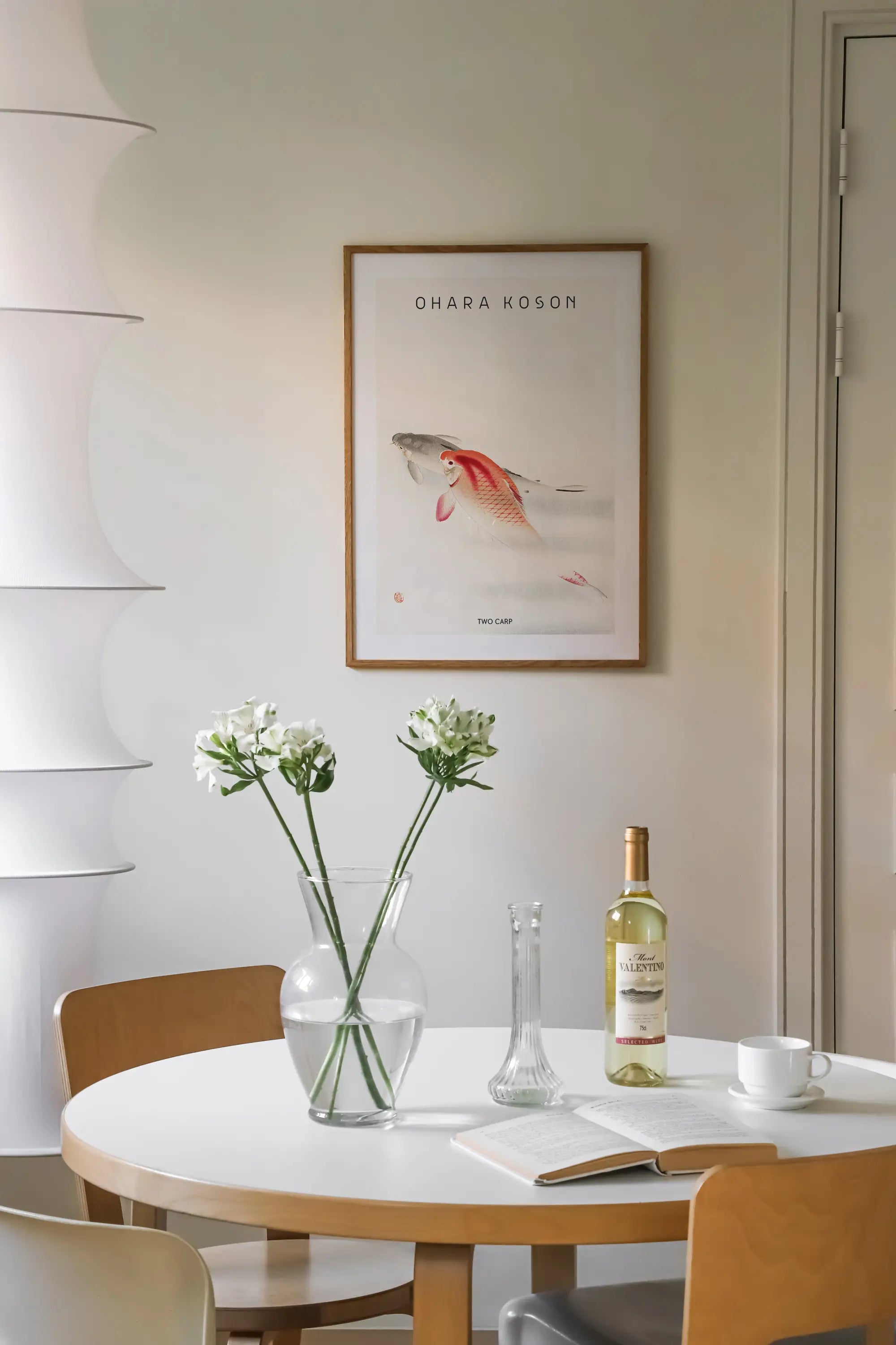 Ronde eettafel afgebeeld op Ohara Koson Twee Karpers Poster