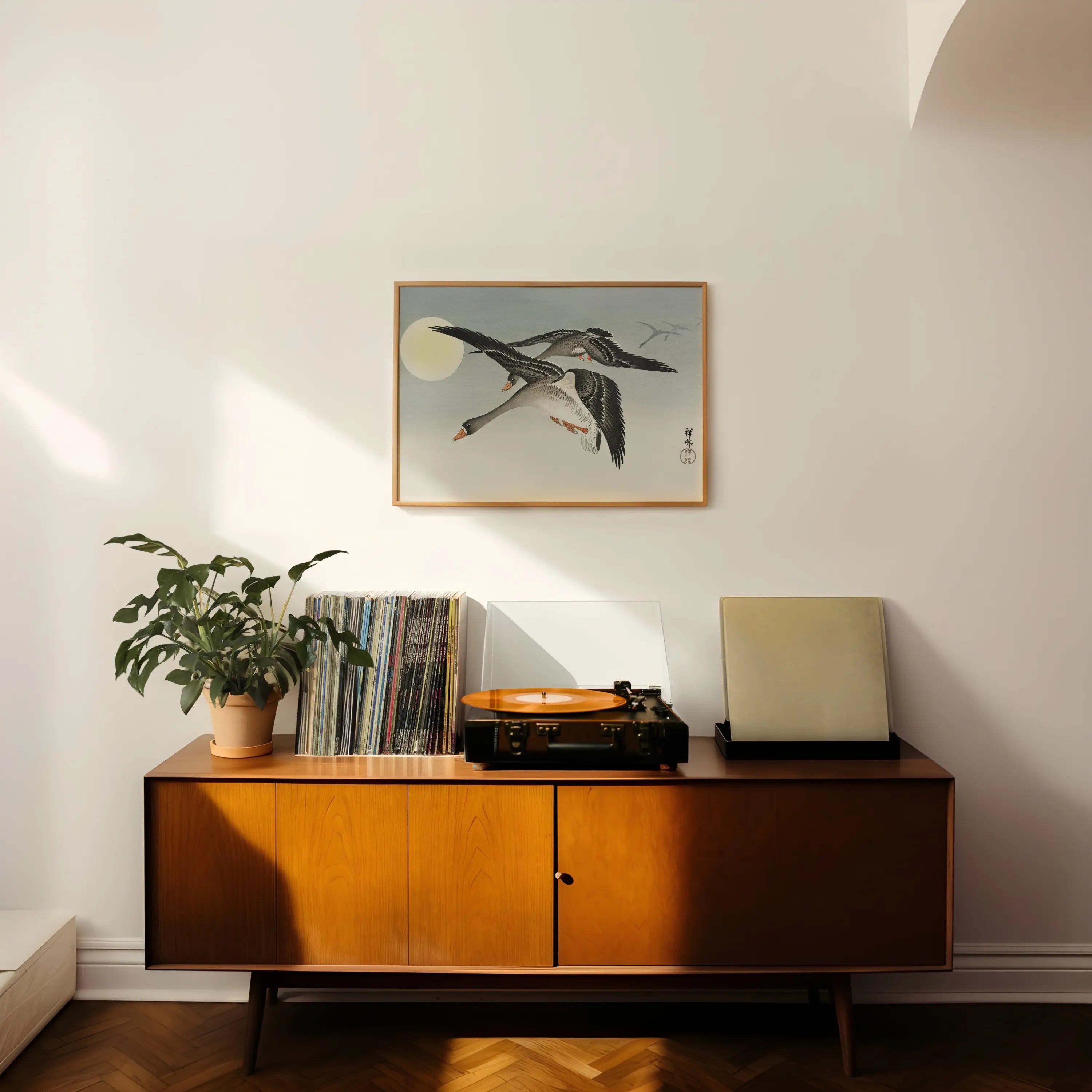 Houten kast met platenspeler bij Ohara Koson Vogels bij Volle Maan Poster